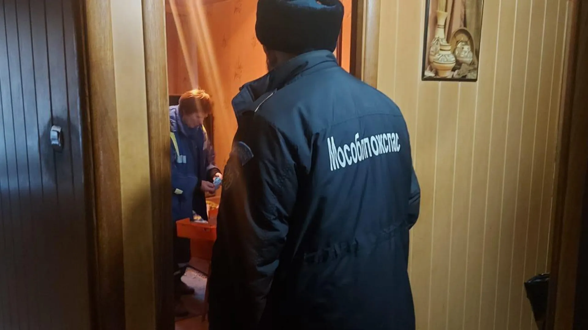 Спасатели в Чехове освободили из запертой квартиры мужчину без сознания