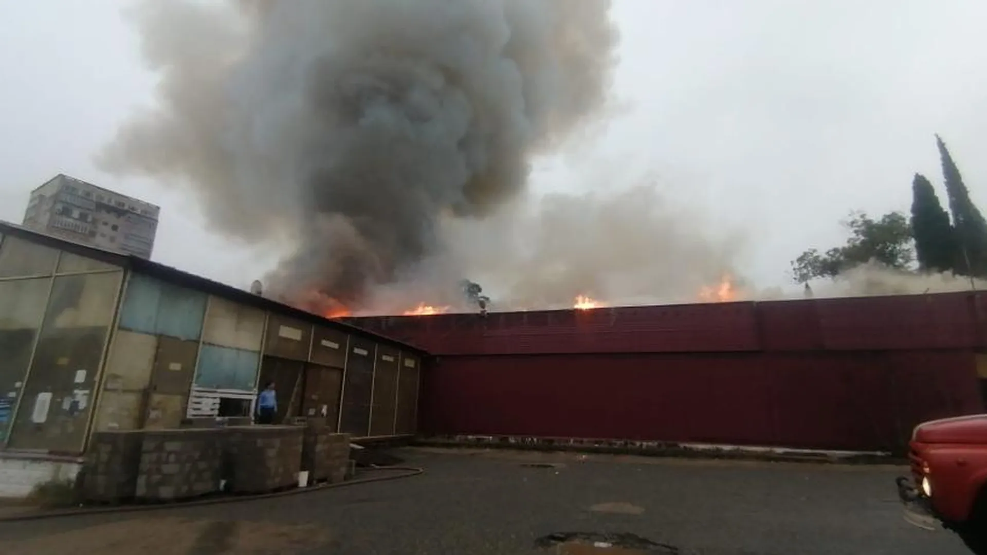 Пожар вспыхнул в неработающем ТЦ «Континент» в Гагре