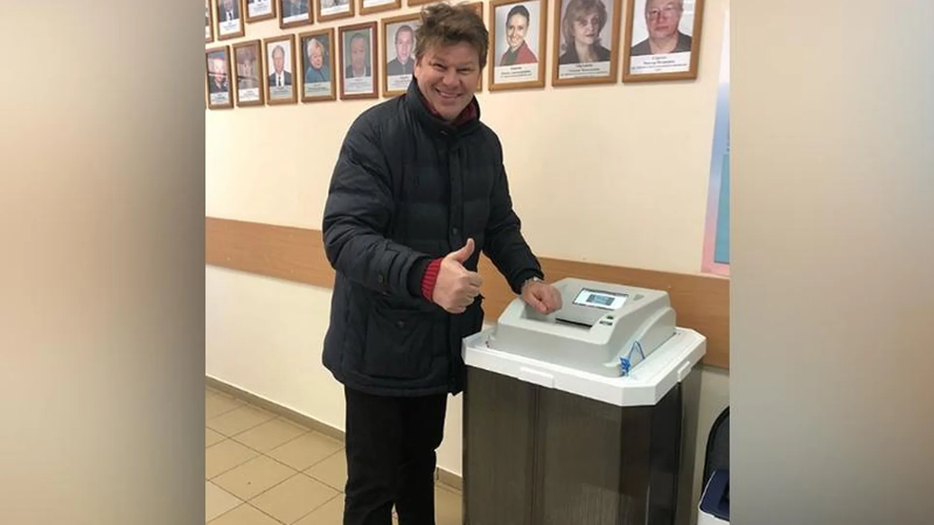 Дмитрий Губерниев, несмотря на плотный график, пришел на избирательный участок в Сходне 