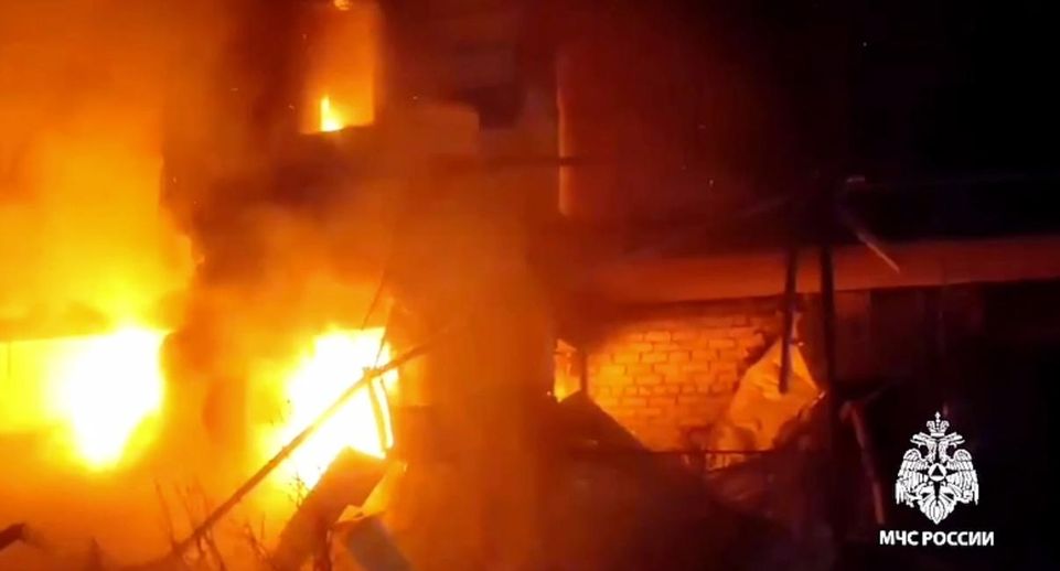 МЧС РФ: пожар начался после взрыва газовоздушной смеси в жилом доме в Татарстане