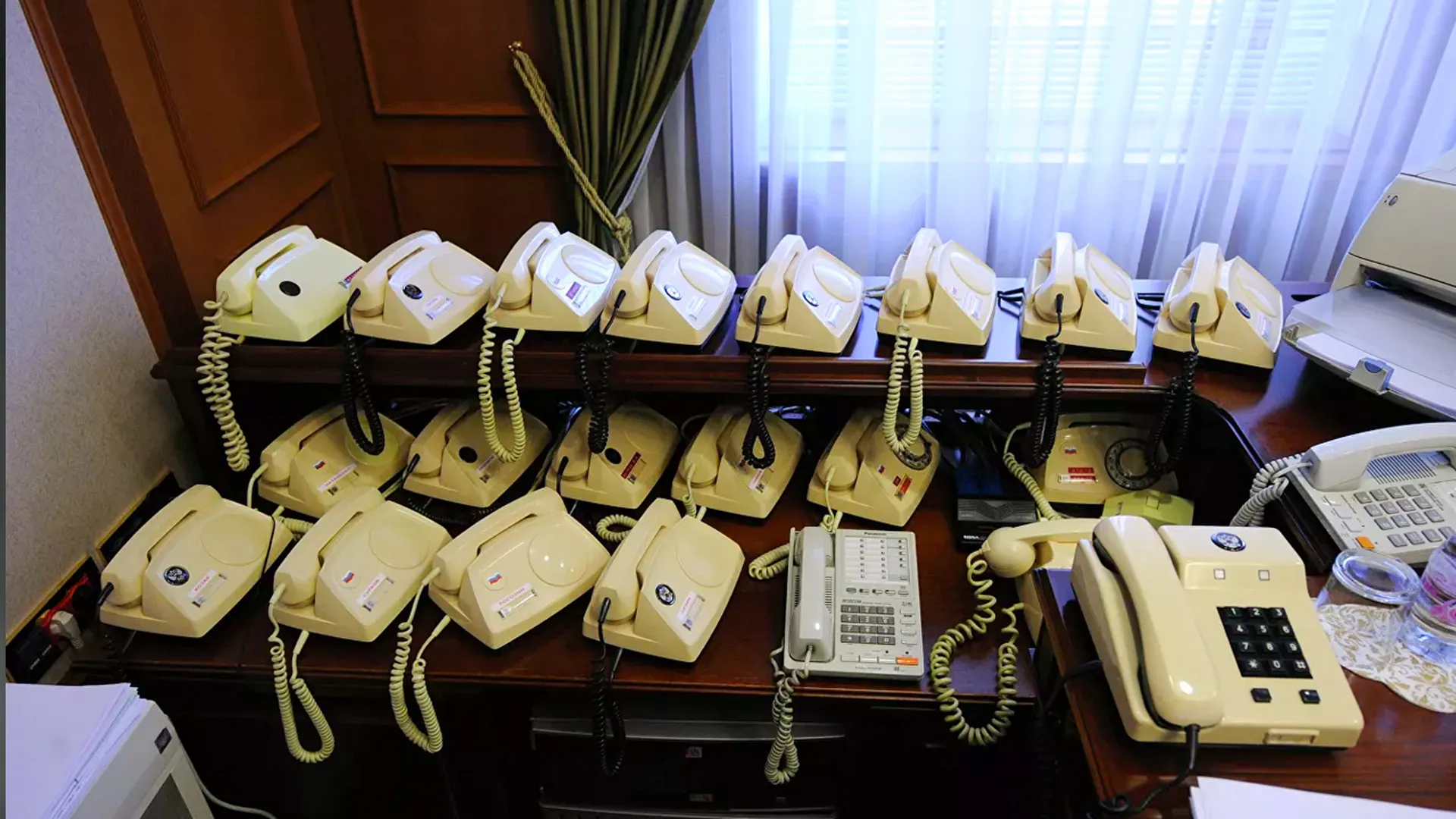 Атс 1 3. Телефонный аппарат Престиж-АТС. Аппарат правительственной связи. Правительственная связь. Телефонные аппараты в кабинете Путина.
