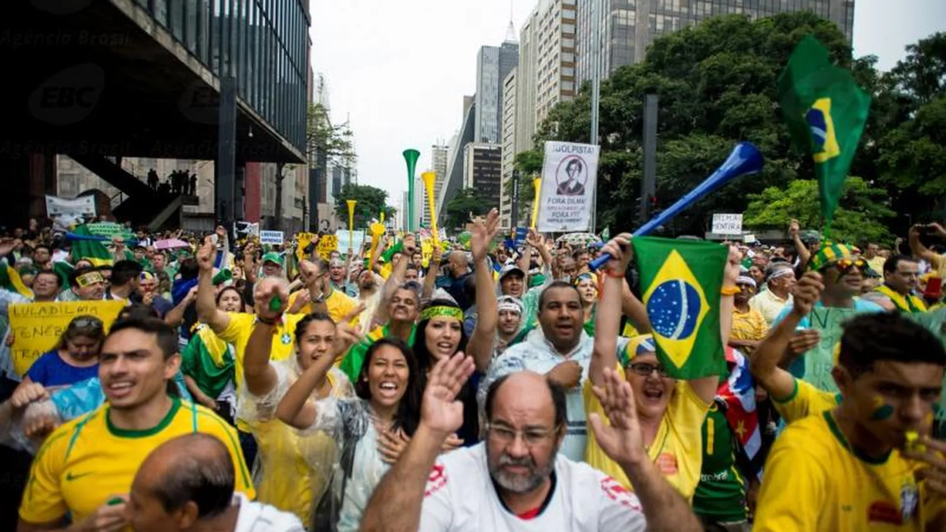 Около 3 миллионов жителей Бразилии требуют отставки президента
