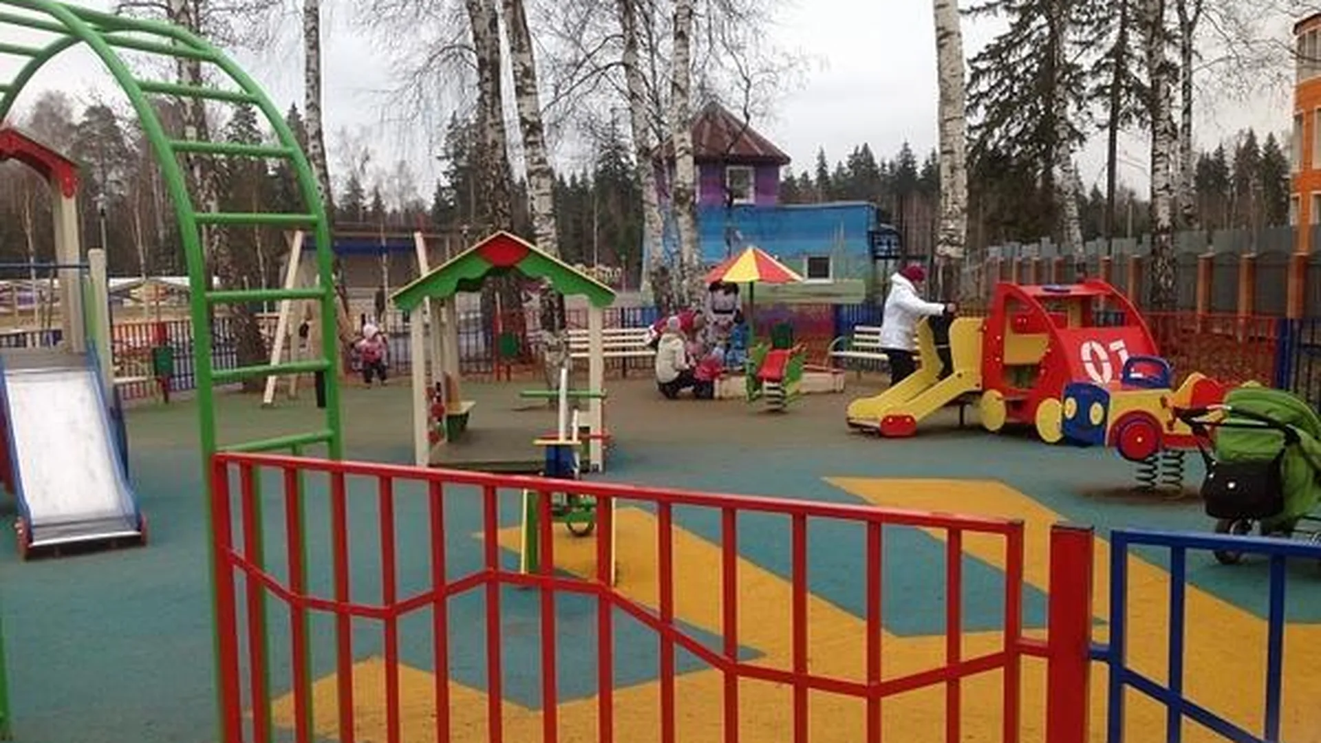Около 20 мест под «губернаторские» детские площадки одобрили в области