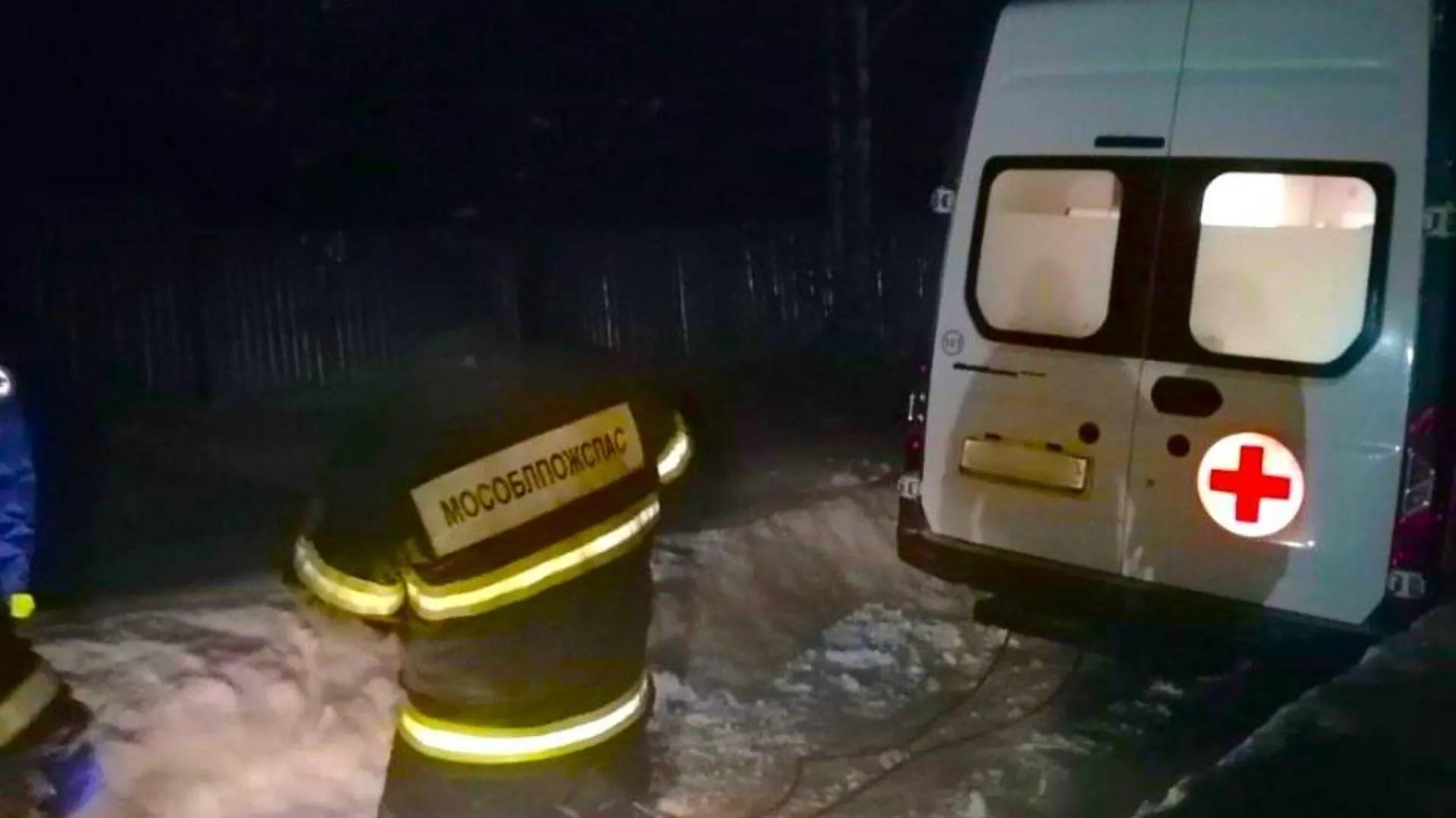 Подмосковные спасатели вытащили застрявший в снегу автомобиль скорой помощи