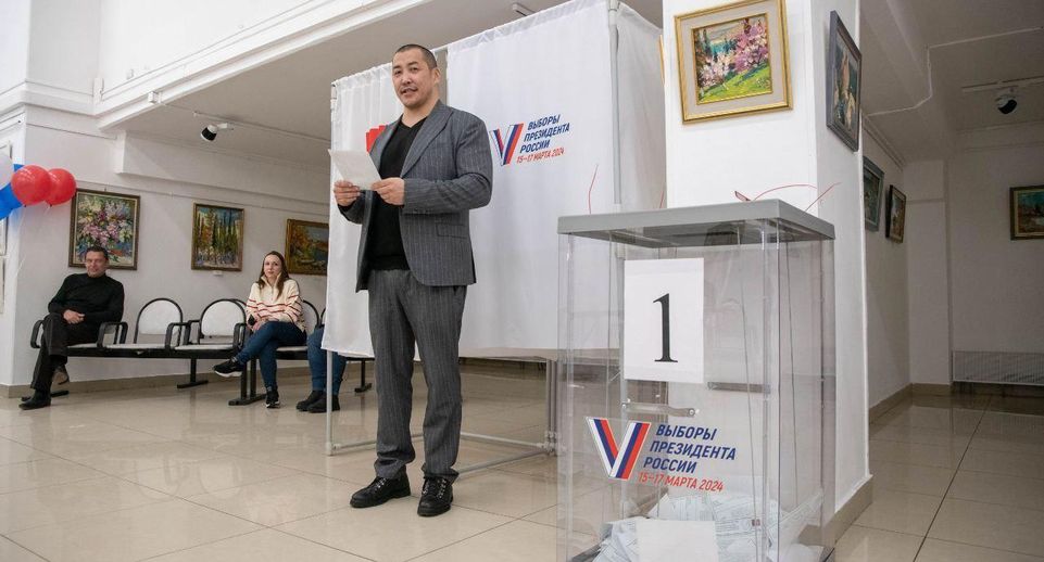 Актер театра и кино Амаду Мамадаков проголосовал на выборах президента в Реутове