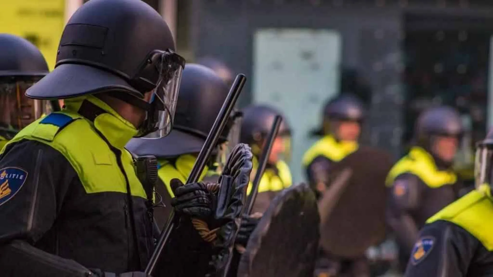 Массовые беспорядки вспыхнули на улицах Гааги в Нидерландах