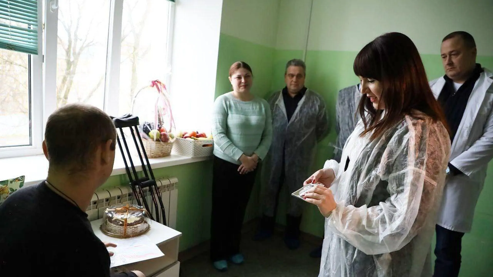 Глава Серпухова навестил участника СВО, который проходит лечение в муниципальной больнице