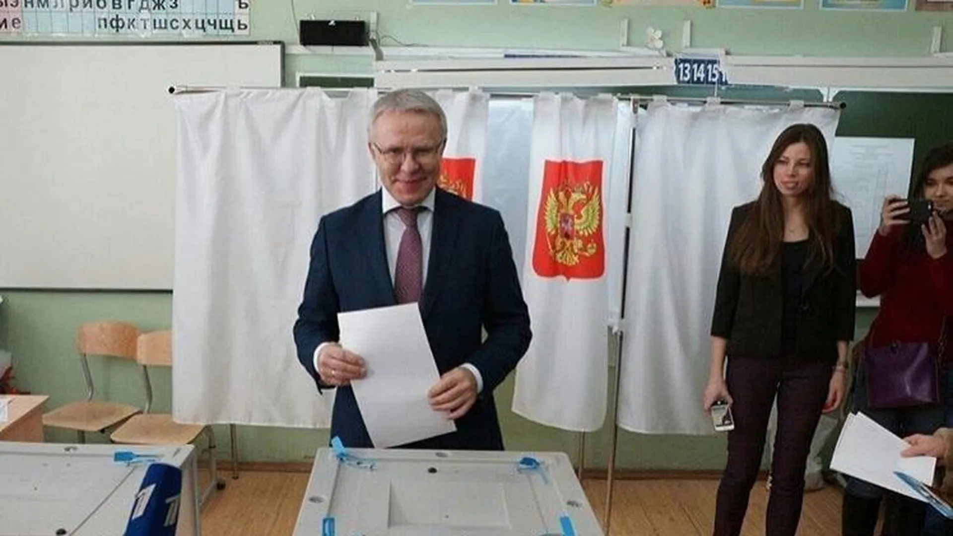 Вячеславу  Фетисову подарили календарь на избирательном участке в Подольске