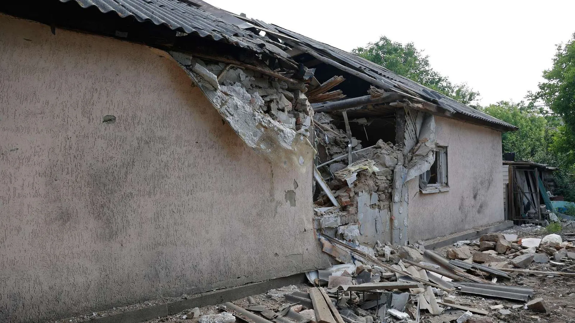 Школа и частный дом в Святогорске в ДНР пострадали после обстрела ВСУ