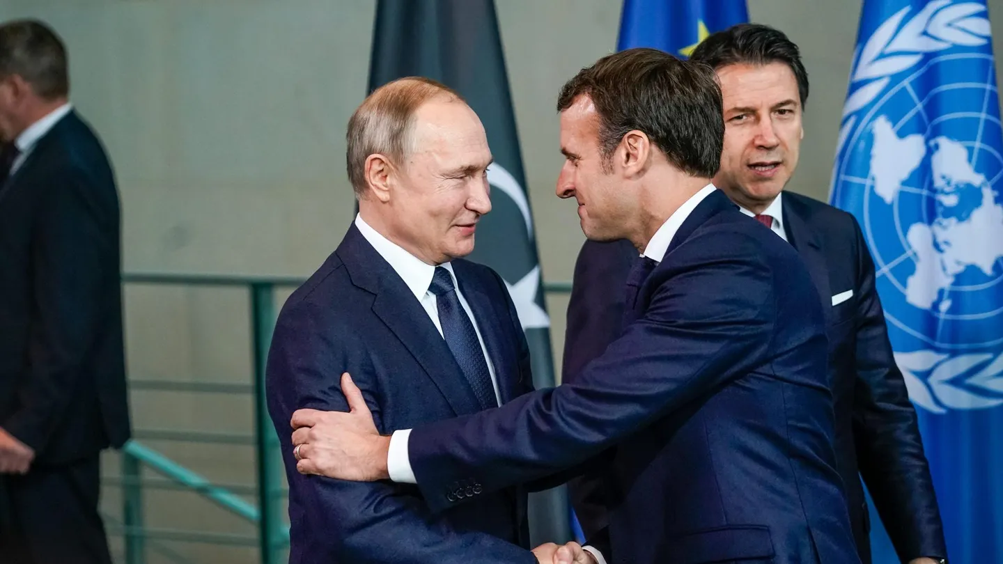 Медведев на мвф. Рукопожатие политиков. Рукопожатие Путина.