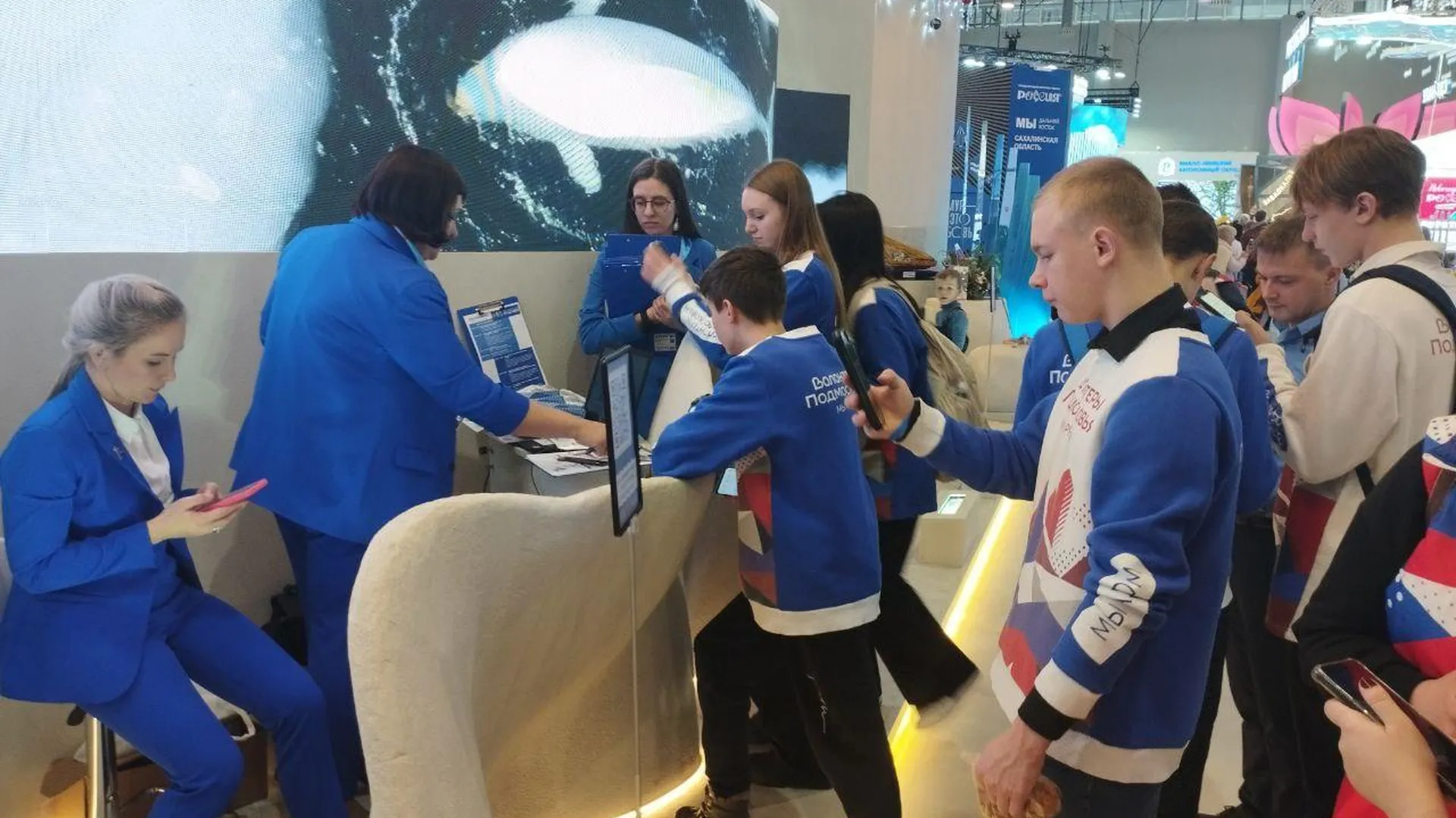 Волонтеры из Химок посетили выставку «Россия» на ВДНХ | 360°