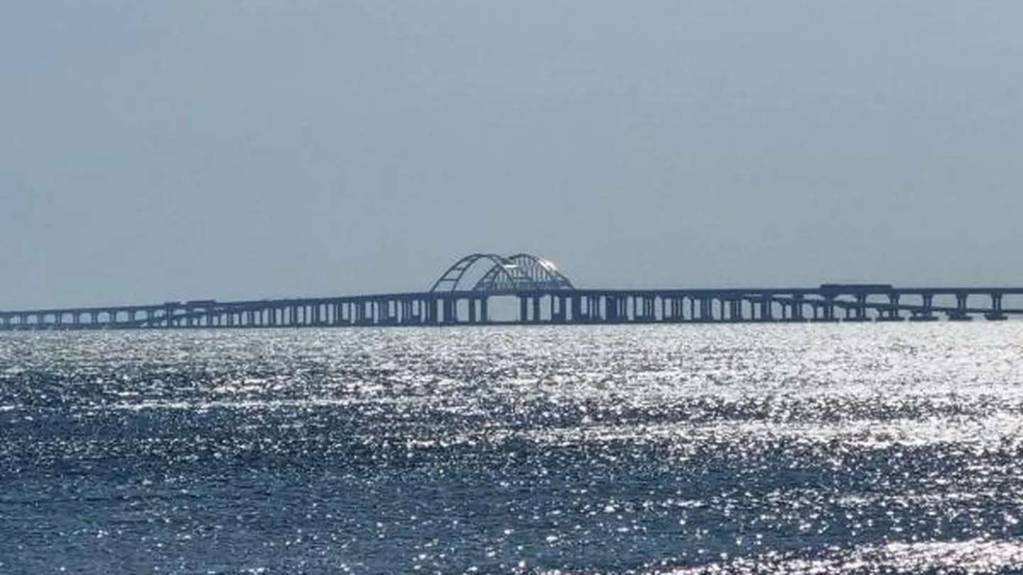 Керченского моста протяженностью около 19 километров. Крымский мост. Сахалинский мост. Таманский полуостров Крымский мост. Мост между Крымом и Россией.