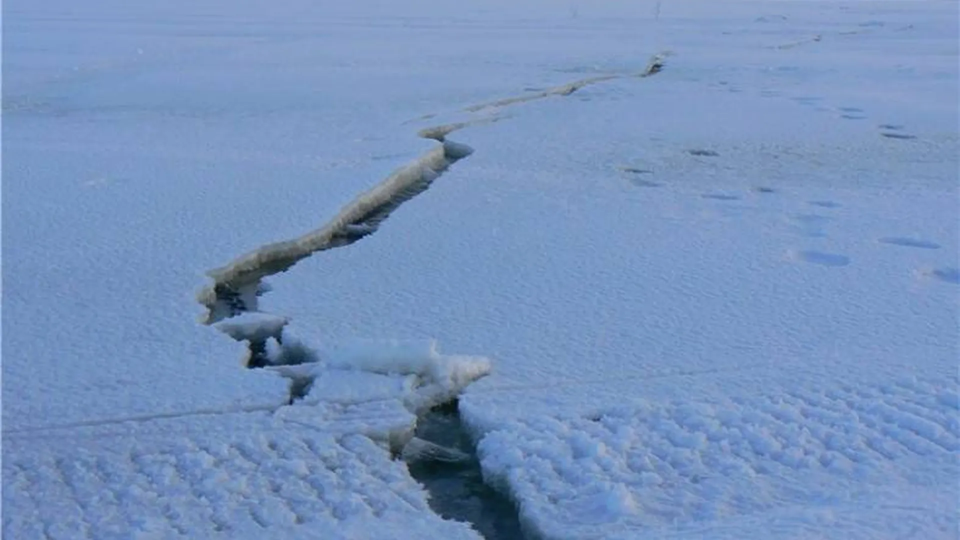 Сахалинский лед. Западное побережье Сахалина. Ледовая обстановка Онежское озеро. Под ногами остров ледяной. Онежское озеро ледовая