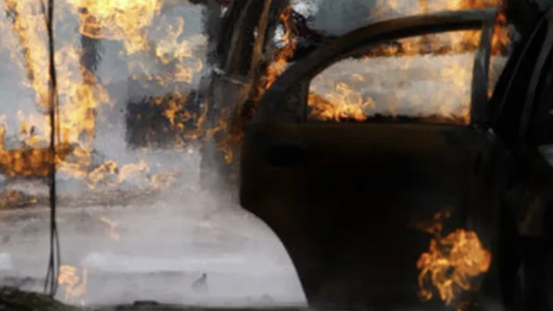Черный Mercedes загорелся на Лужнецком метромосту в Москве