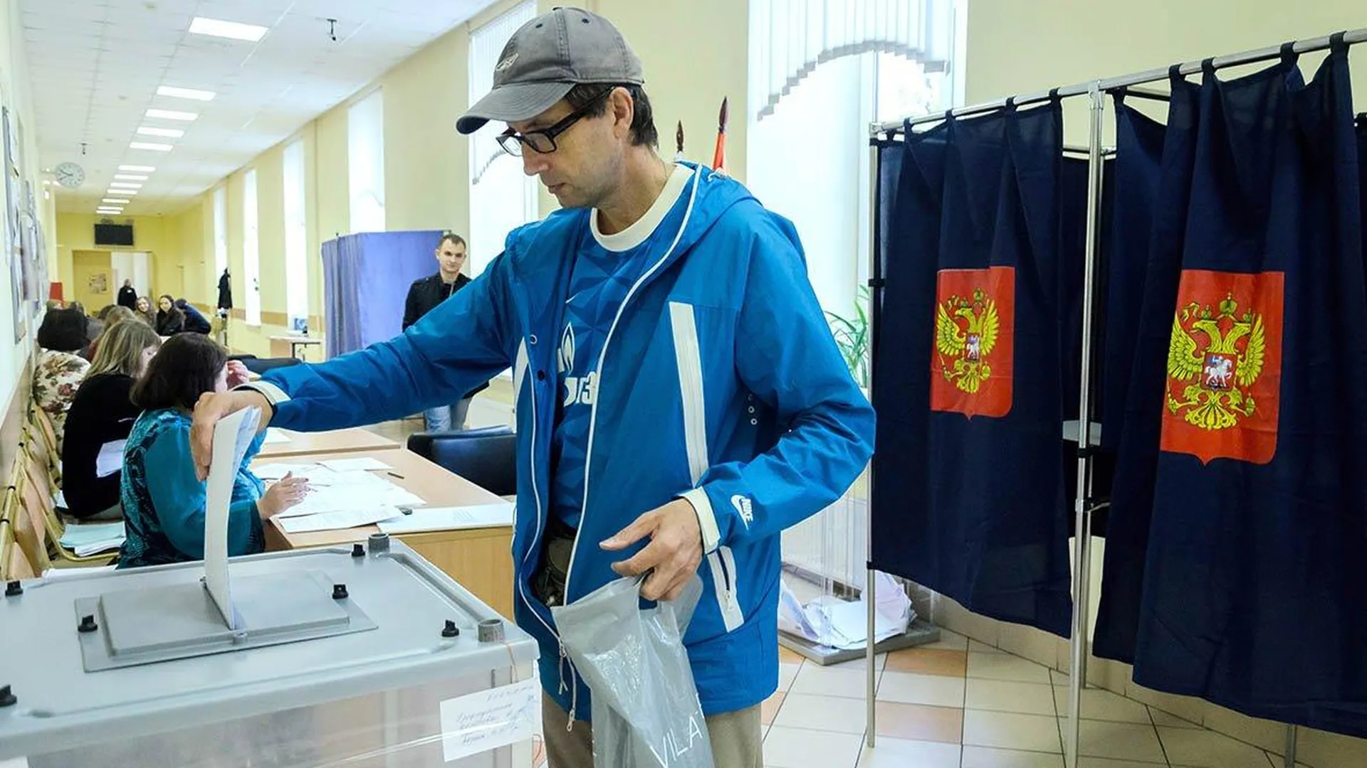 Муниципальные выборы в российской федерации. Люди голосуют. Муниципальные выборы. Голосует на выборах. Люди голосуют на выборах.