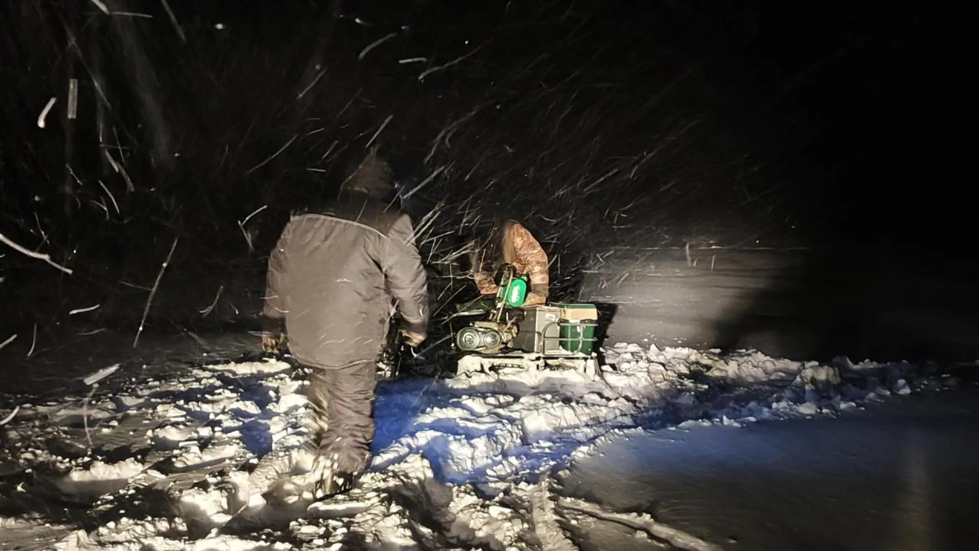 На Иваньковском водохранилище спасли двух рыбаков во время циклона «Ольга»
