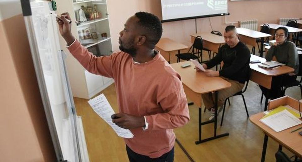 Филолог Бубенчикова: строгие экзамены помогут мигрантам лучше выполнять работу