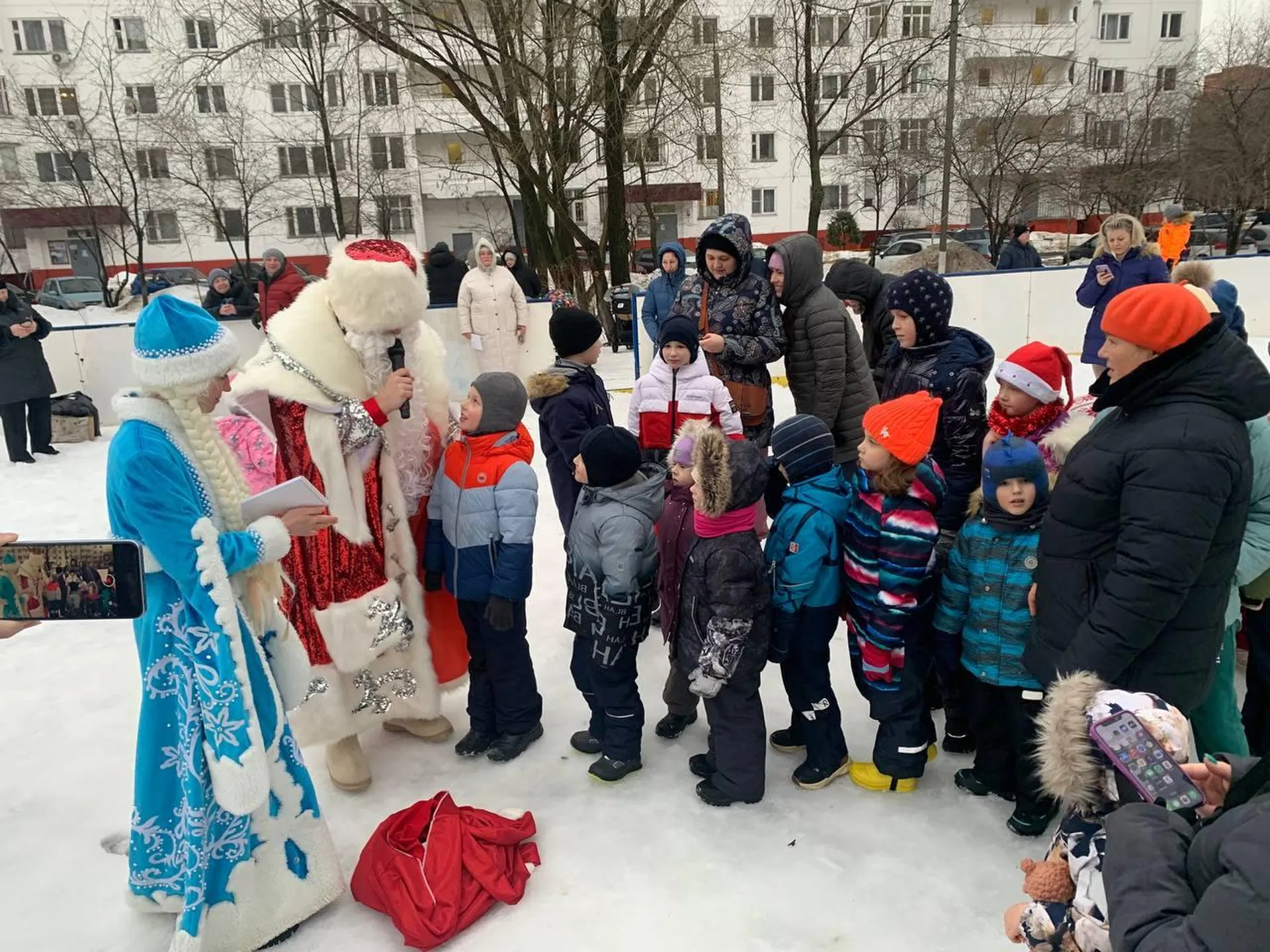 Дед Мороз и Снегурочка устроили праздник для жителей Юбилейного проспекта