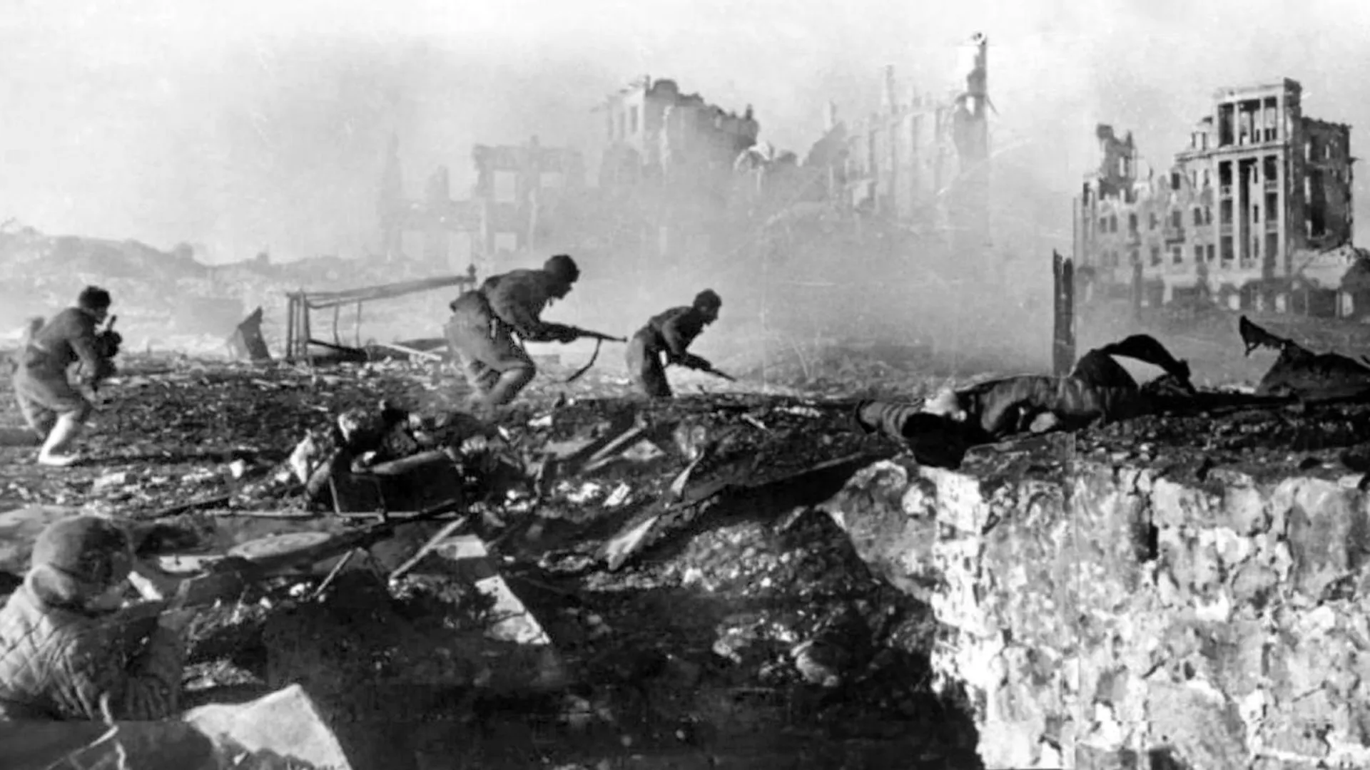 Советские солдаты штурмуют дом в Сталинграде, февраль 1943 года