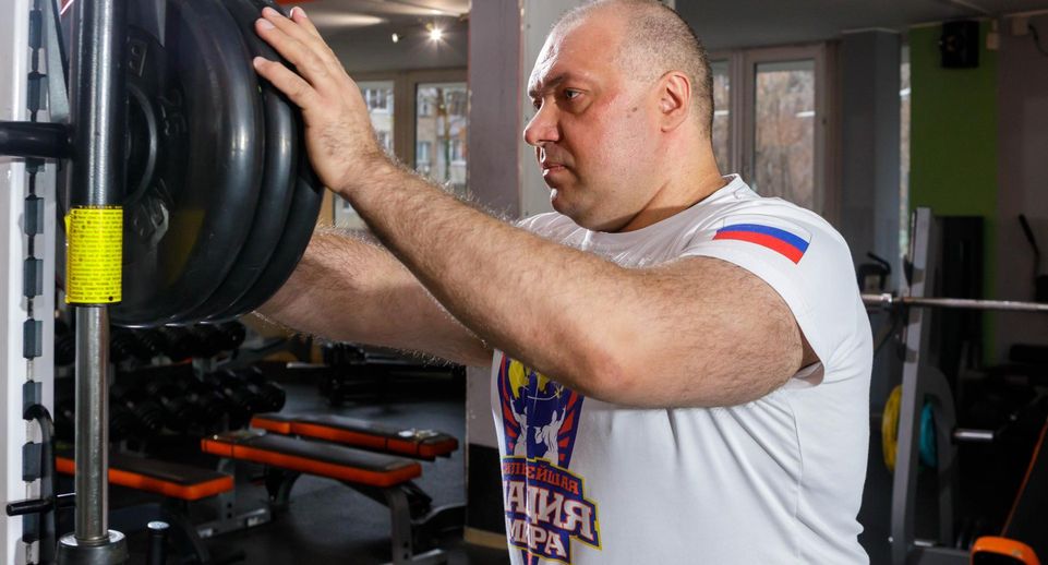 Атлет Сергей Агаджанян из Подмосковья установил рекорд мира по удержанию тяжести