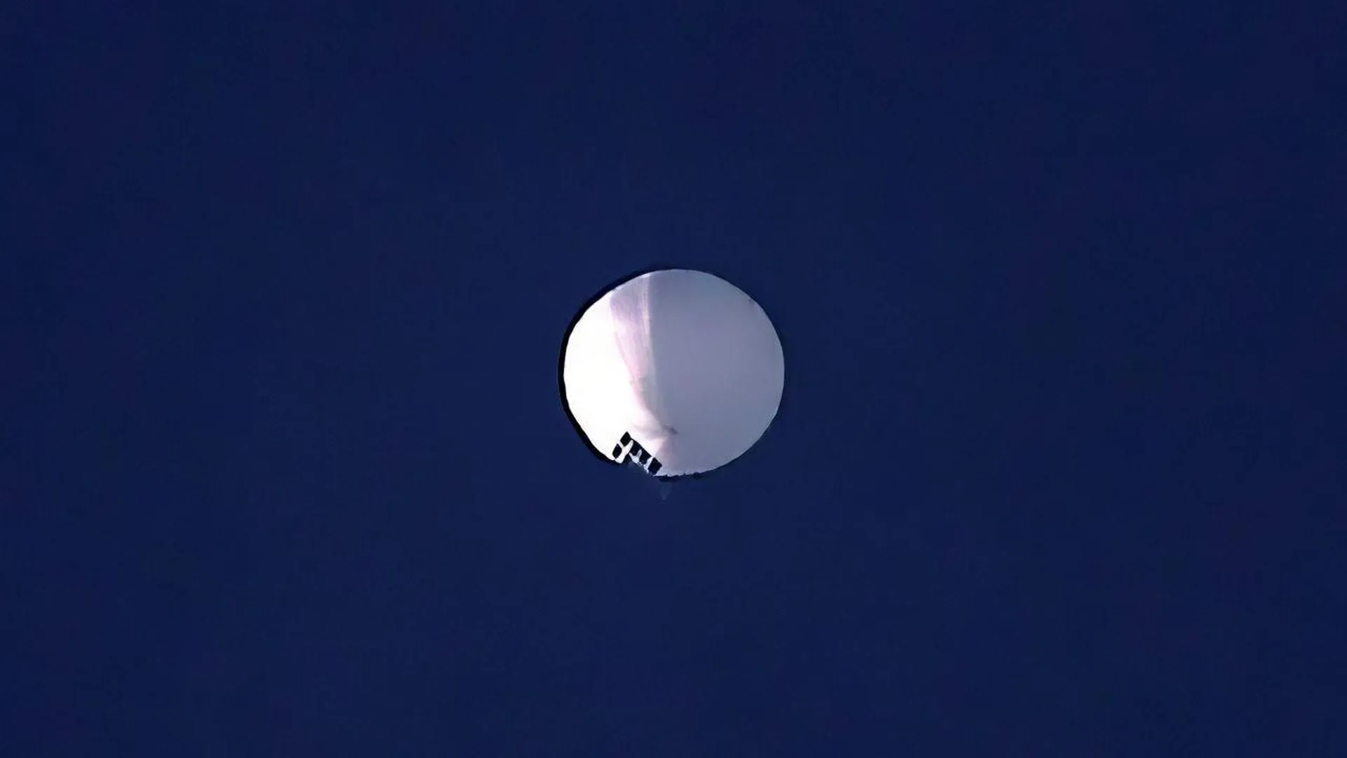 Предполагаемый китайский высотный воздушный шар проплывает над Биллингсом, штат Монтана, в среду, 1 февраля 2023 года
