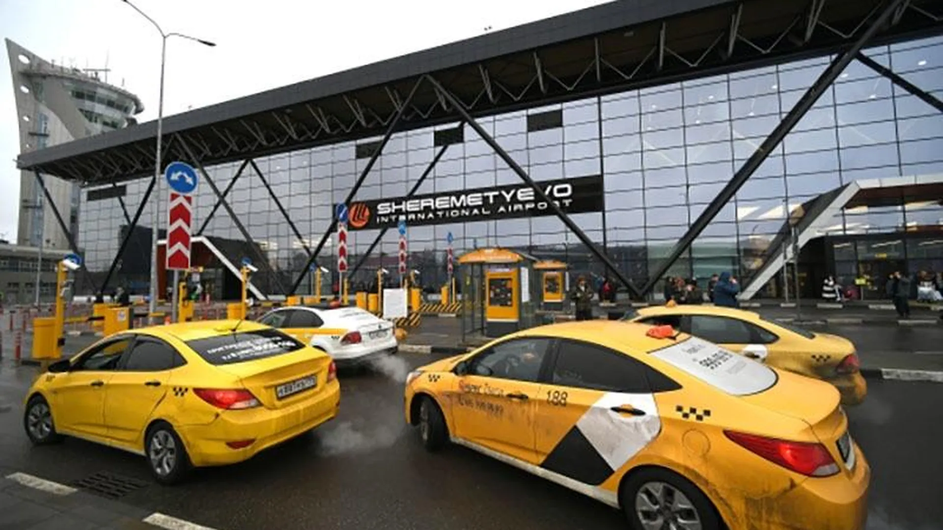 Бесплатные маски водителям будет выдавать крупный агрегатор такси в Шереметьево