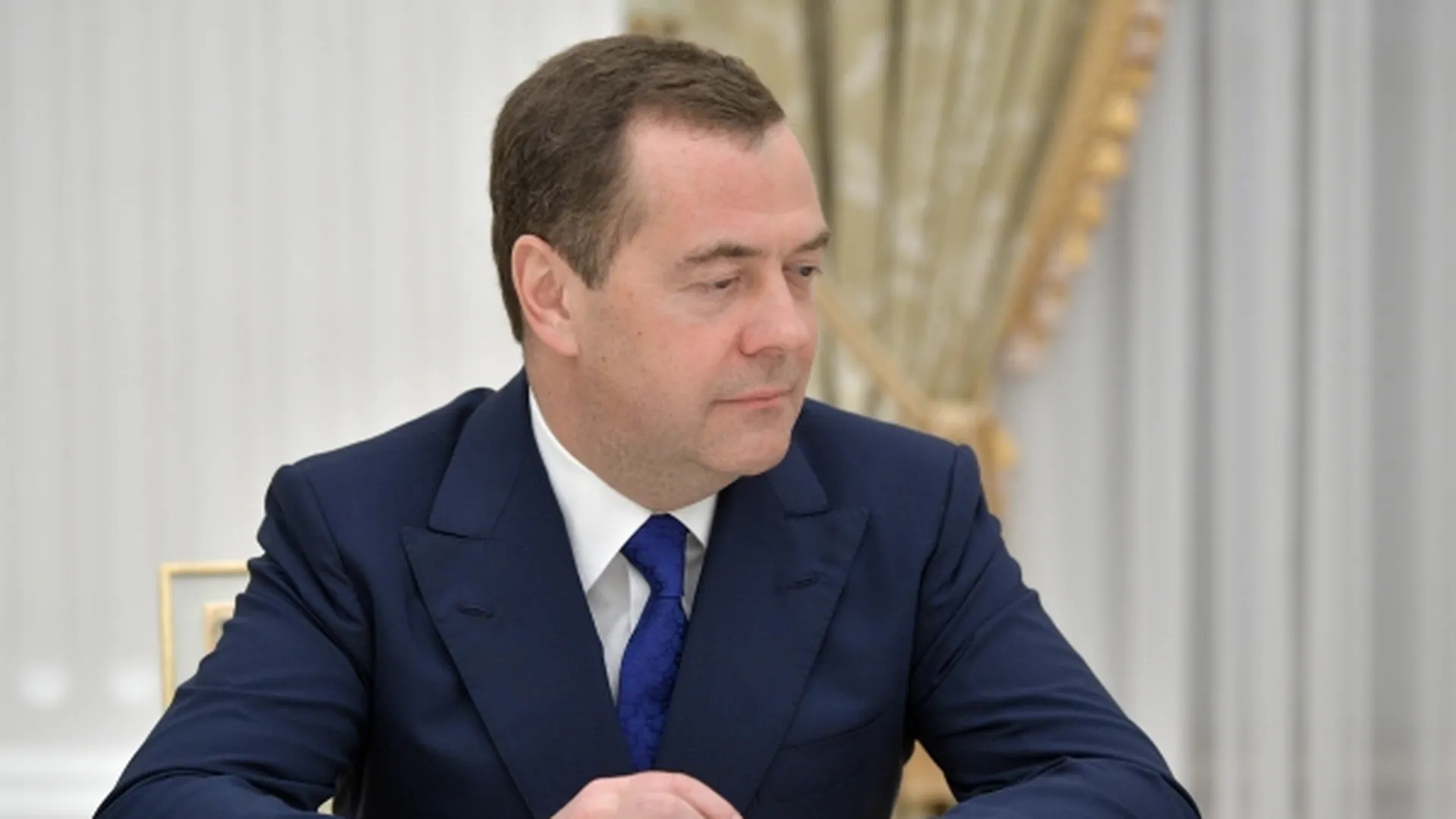 Стала известна зарплата Дмитрия Медведева. Ему придется экономить