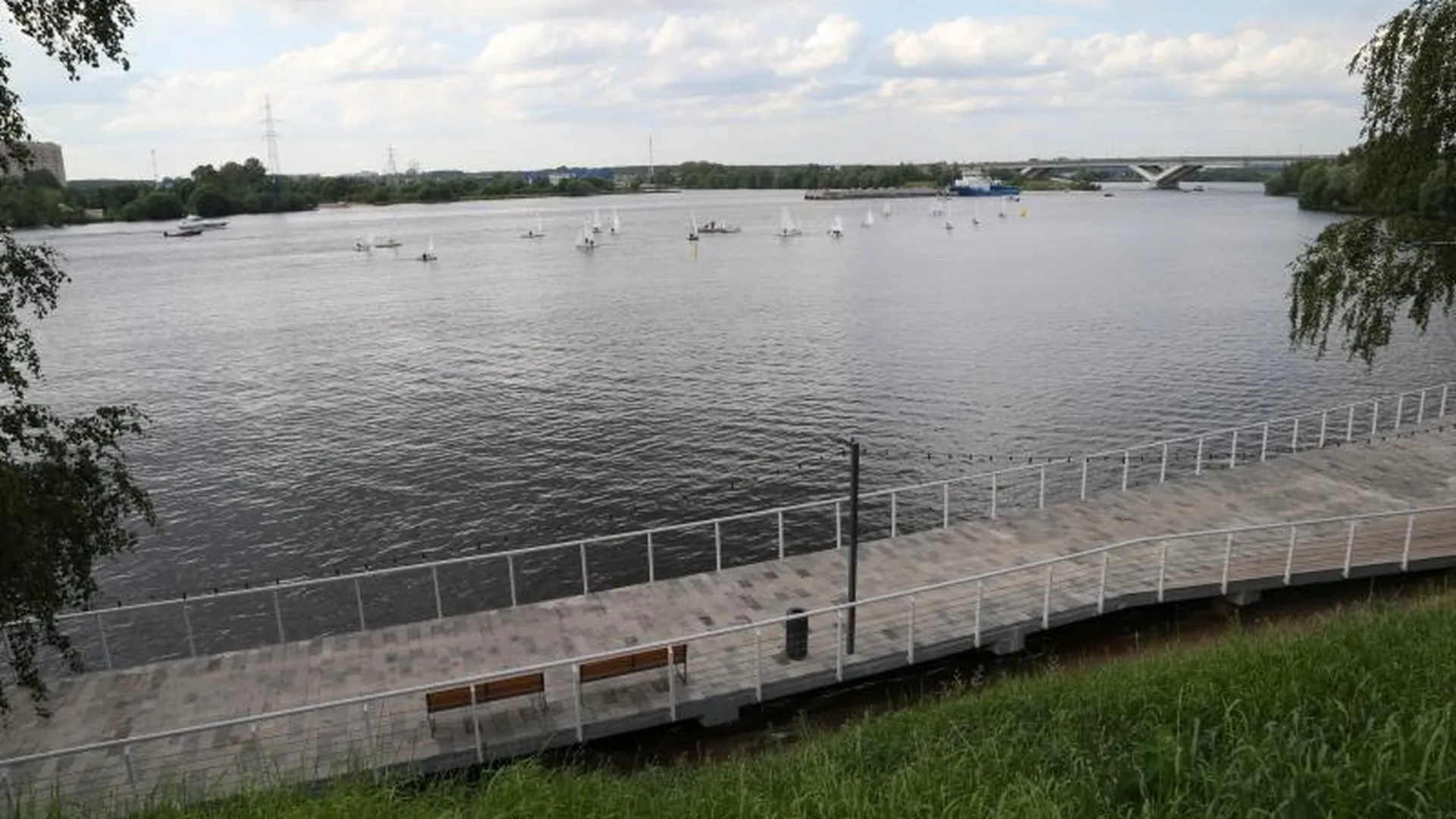 Глава МО открыл парк и набережную на Клязьминском водохранилище