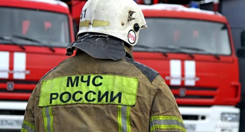Огнеборцы МЧС локализовали пожар на 1,2 тысячи «квадратов» в Астрахани