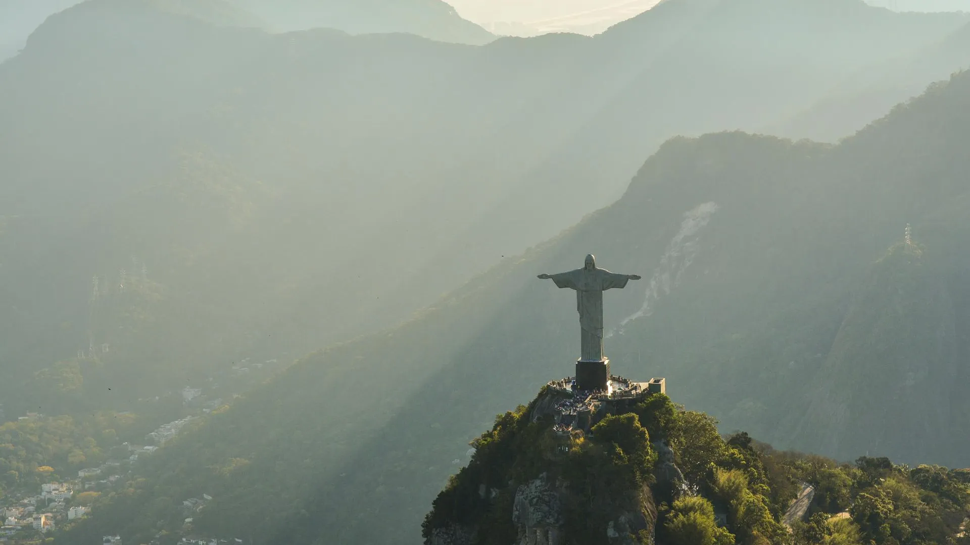 Статую Христа-Искупителя в память о Пеле подсветили цветами флага Бразилии