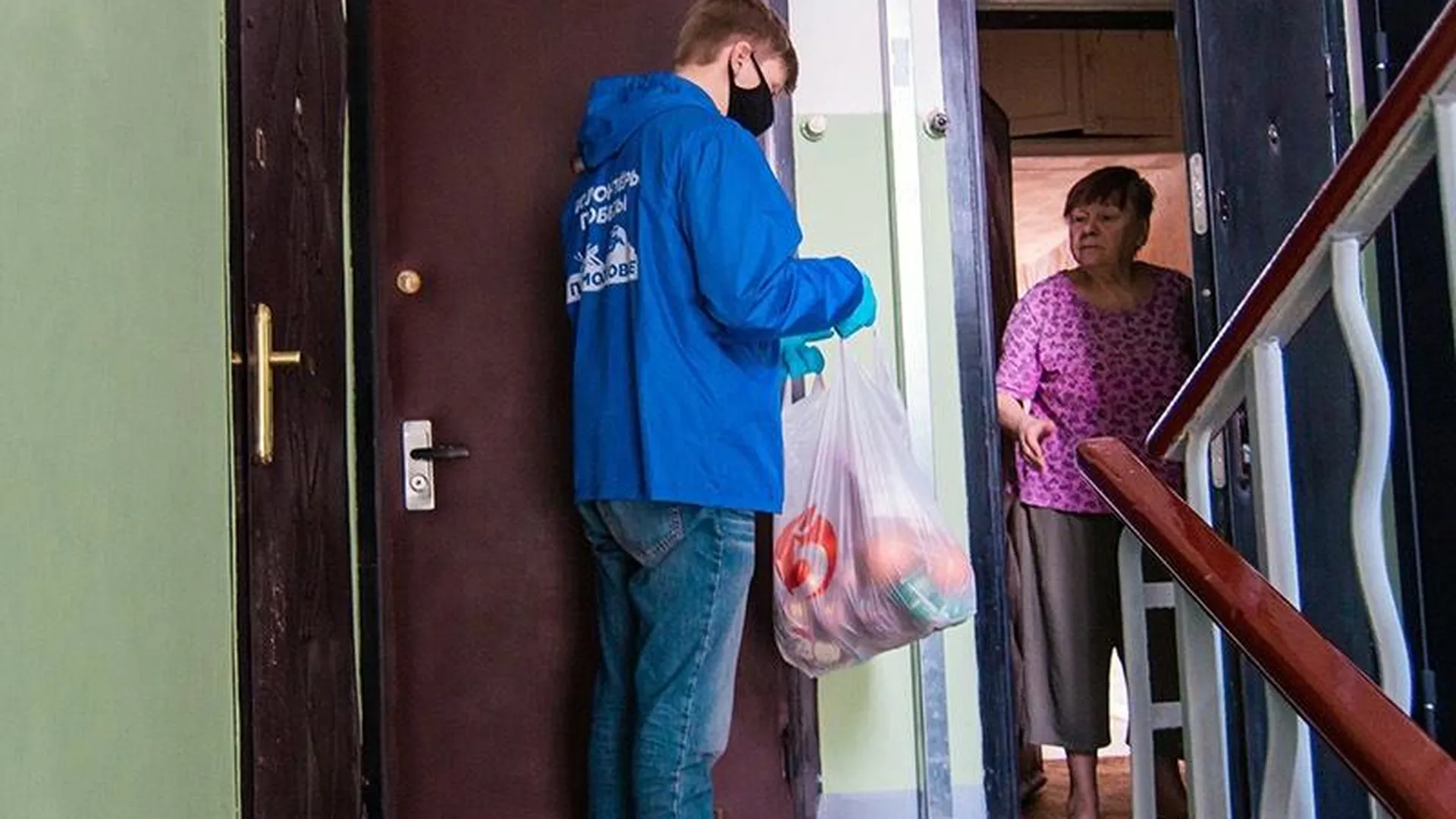 «Не так страшно заразиться, как заразить»: как волонтеры в Подмосковье уже два месяца помогают нуждающимся 
