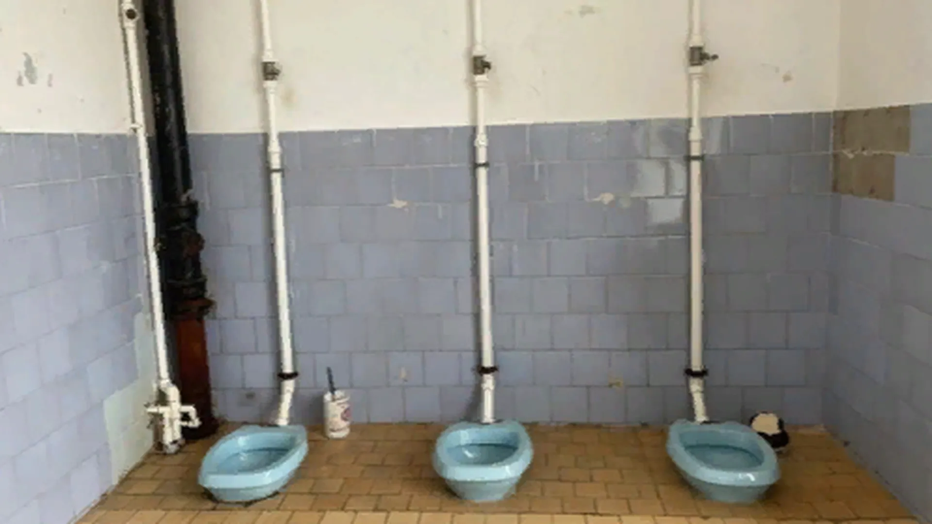 Вк школа туалет. Туалет в школе. Туалет без перегородок. Школьные туалеты без перегородок. Старый унитаз в школе.