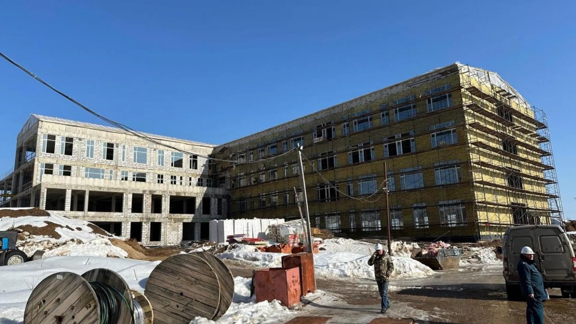 Специалисты Главгосстройнадзора проверили ход строительства новой школы в Звенигороде