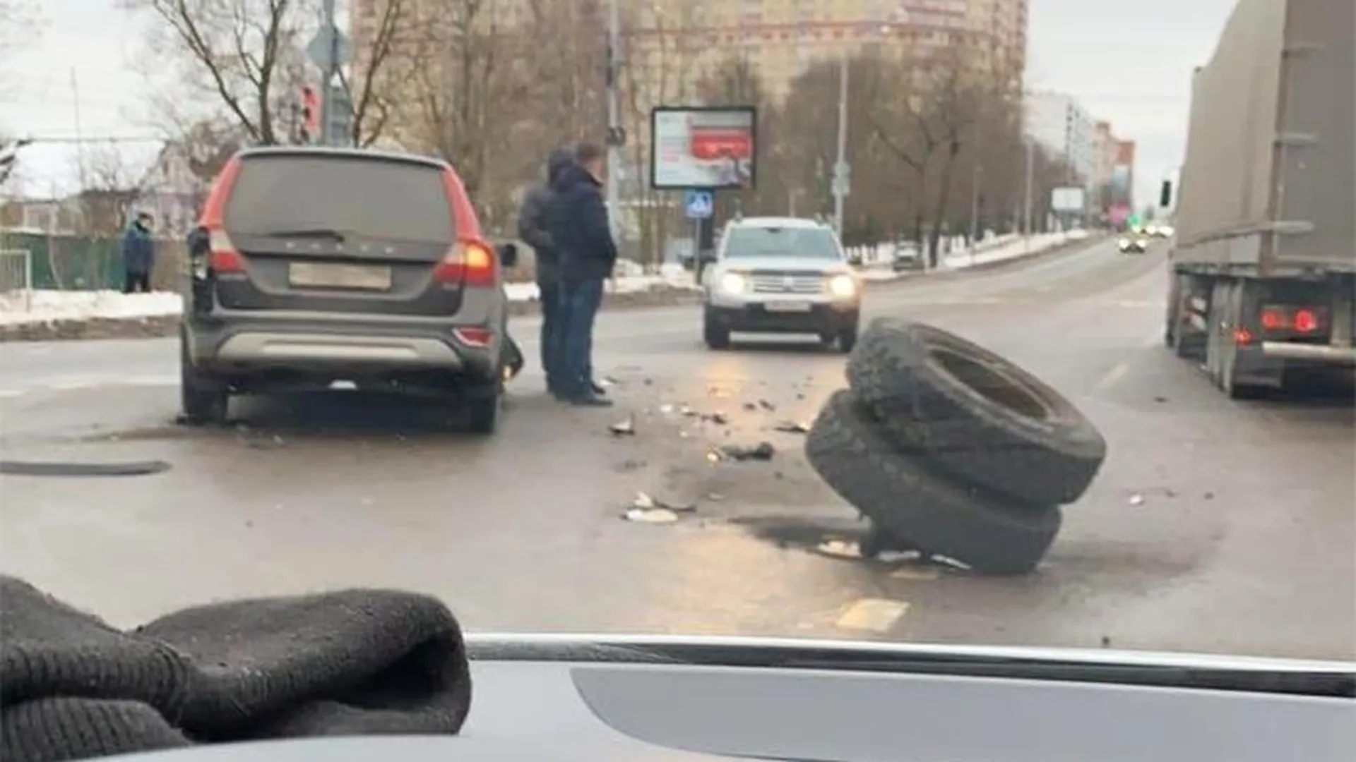 Иномарка Volvo вырвала у КамАЗа заднюю ось в результате аварии в Сергиевом Посаде 