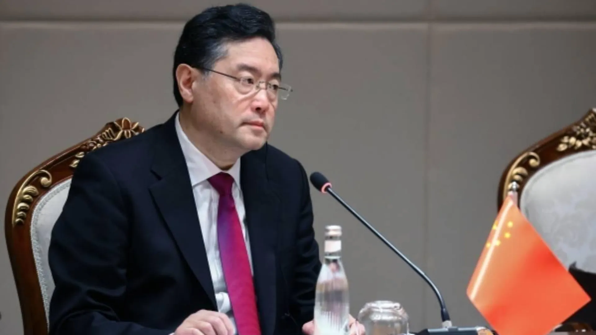 МИД КНР: Китай не будет поставлять оружие ни одной из сторон конфликта на Украине