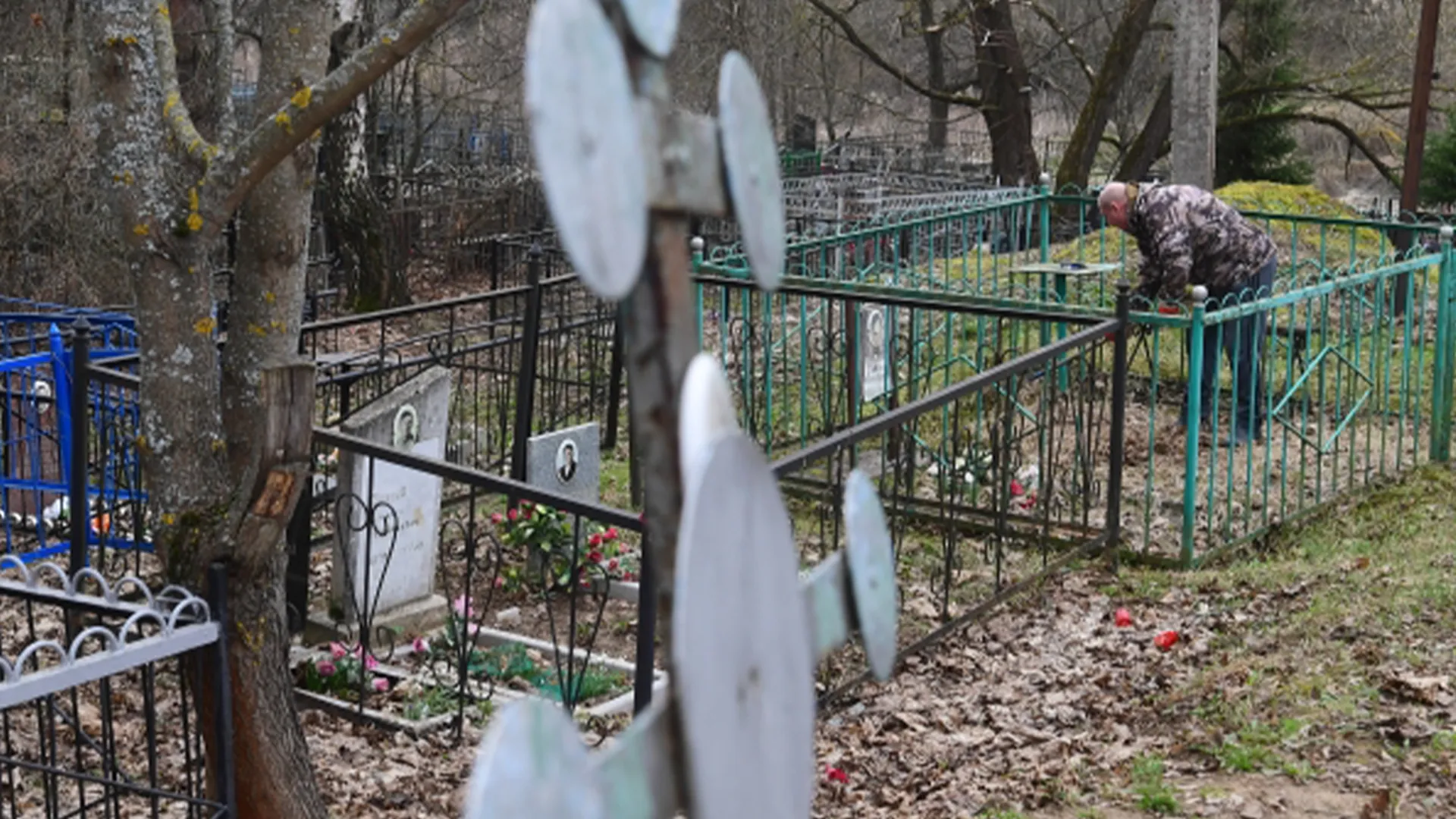 «Бог покарает»: россиян шокировал учитель, который разрисовал могилы бывшего ученика и его друзей свастикой
