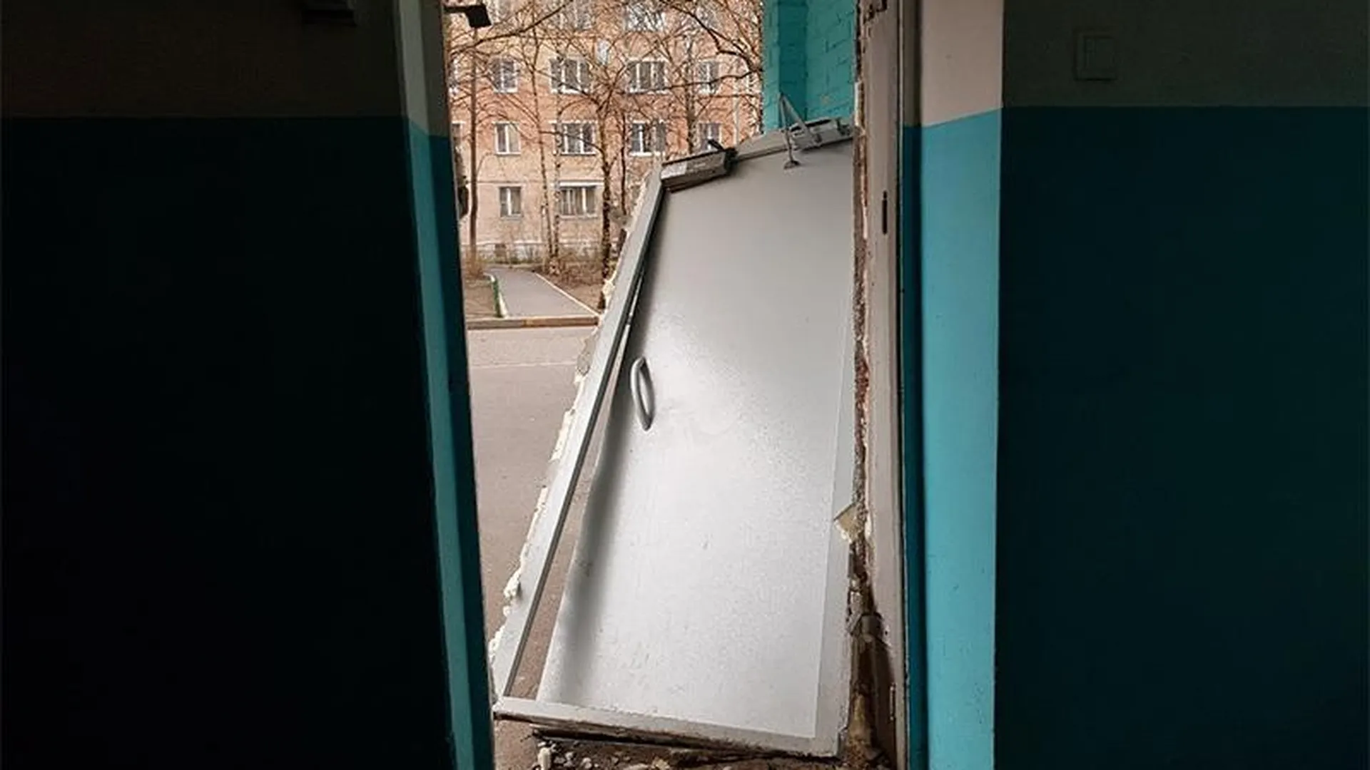 Не выдержал изоляции: неизвестный выломал дверь с домофоном в Пушкино