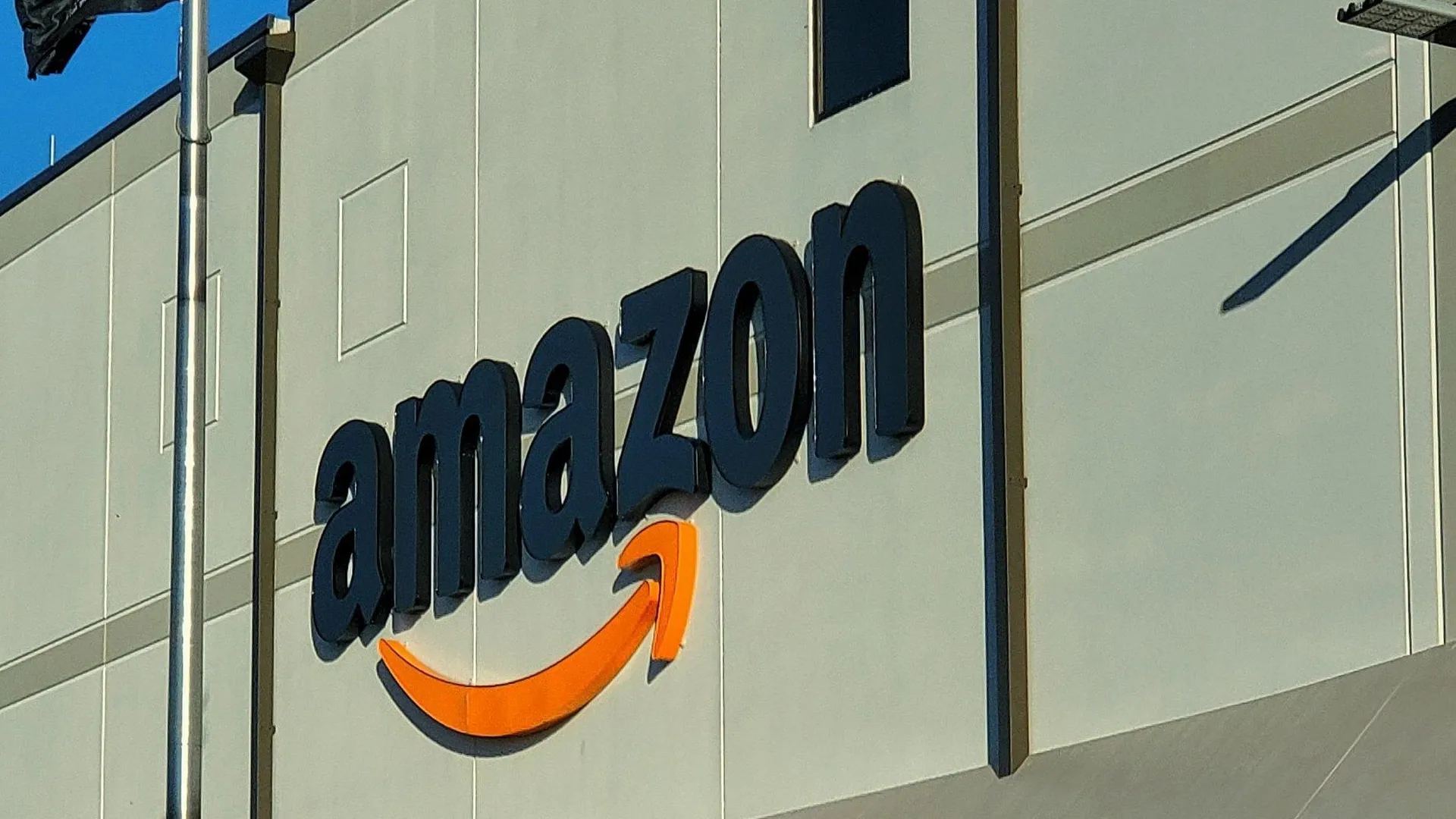 Amazon начал сокращать тысячи сотрудников — СМИ
