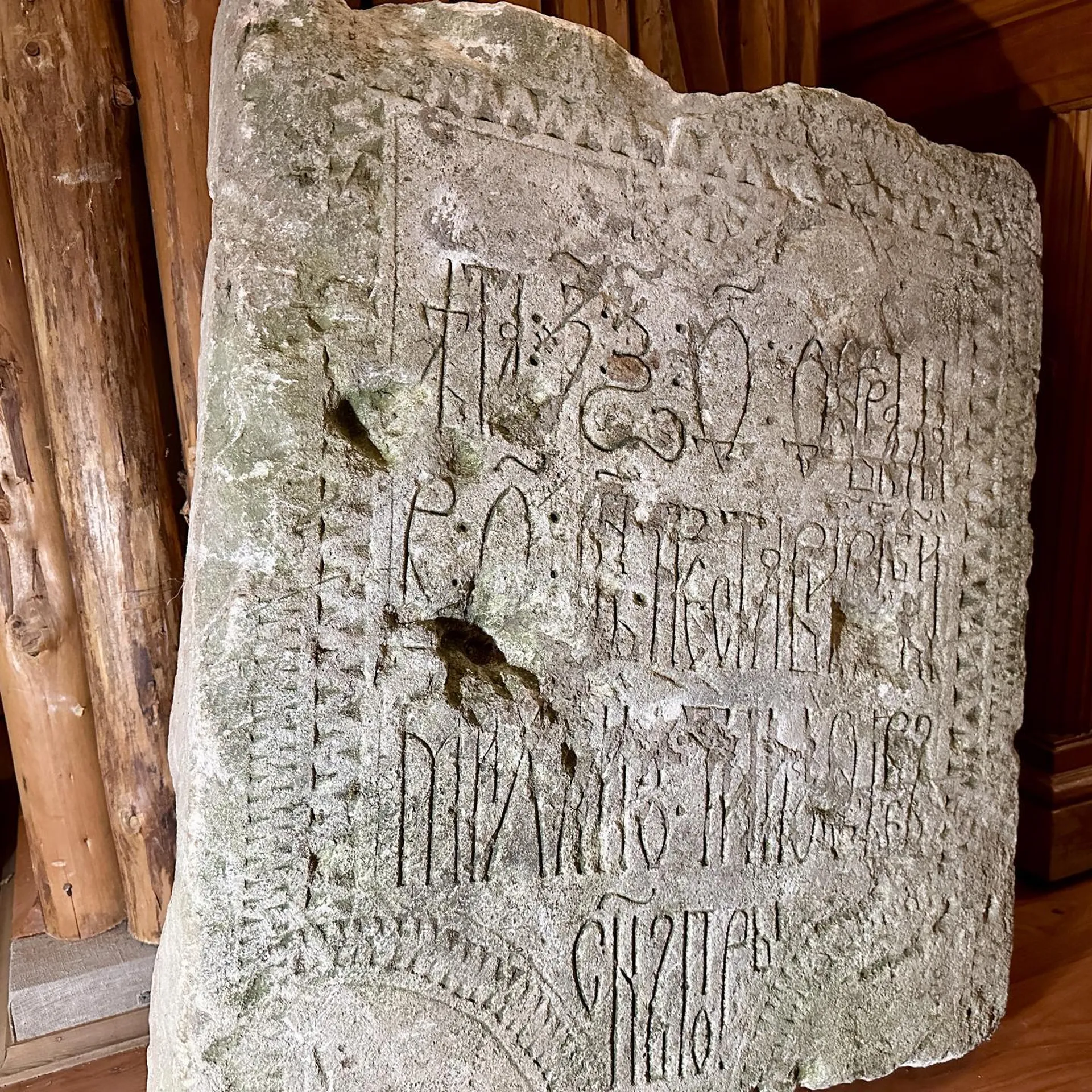 В краеведческом музее Клина показали уникальную находку — надгробную плиту 16-го века