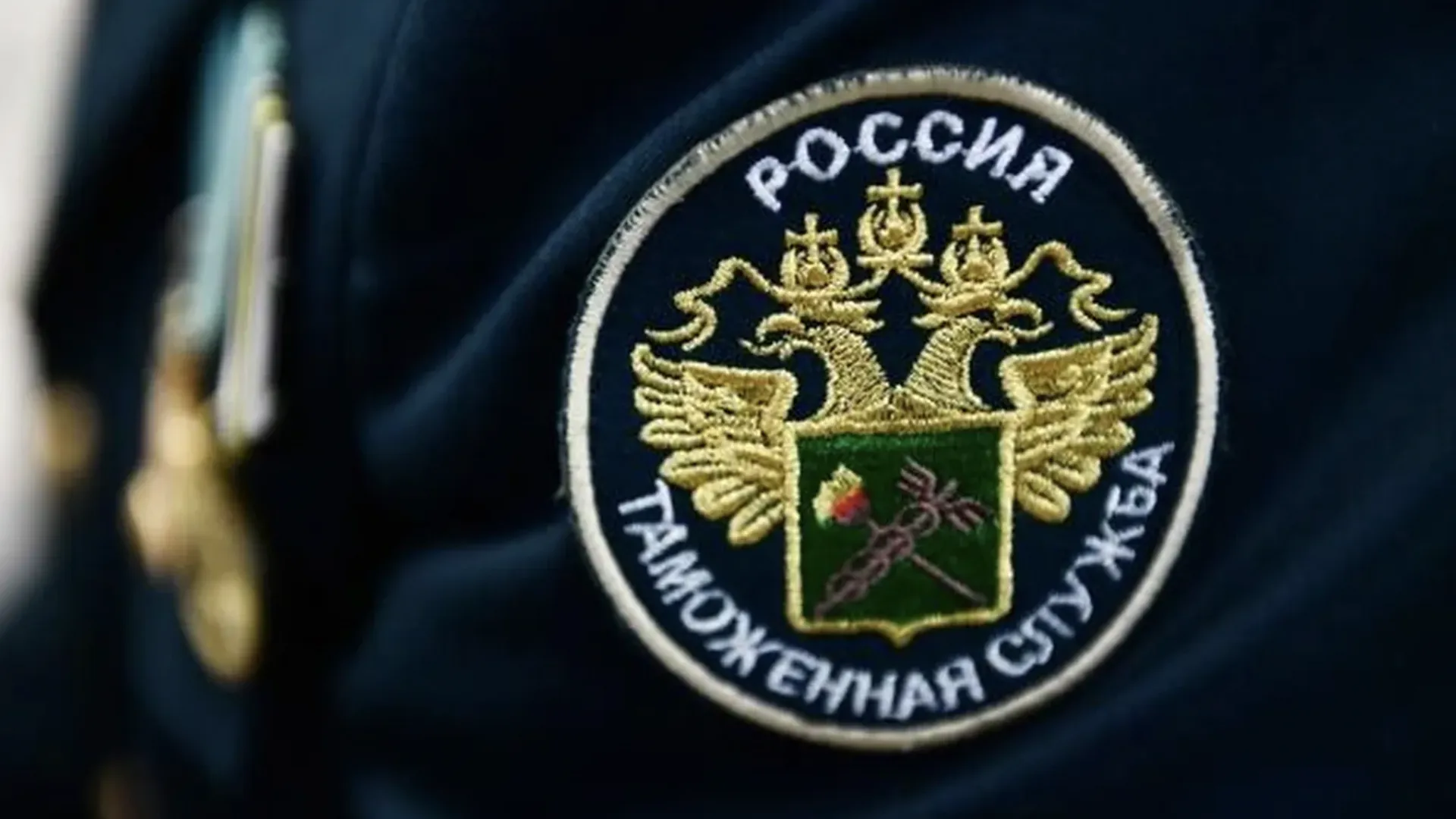 Часы, кольцо и серьги. Таможенники в Домодедово нашли у пассажира украшения на 10 млн рублей