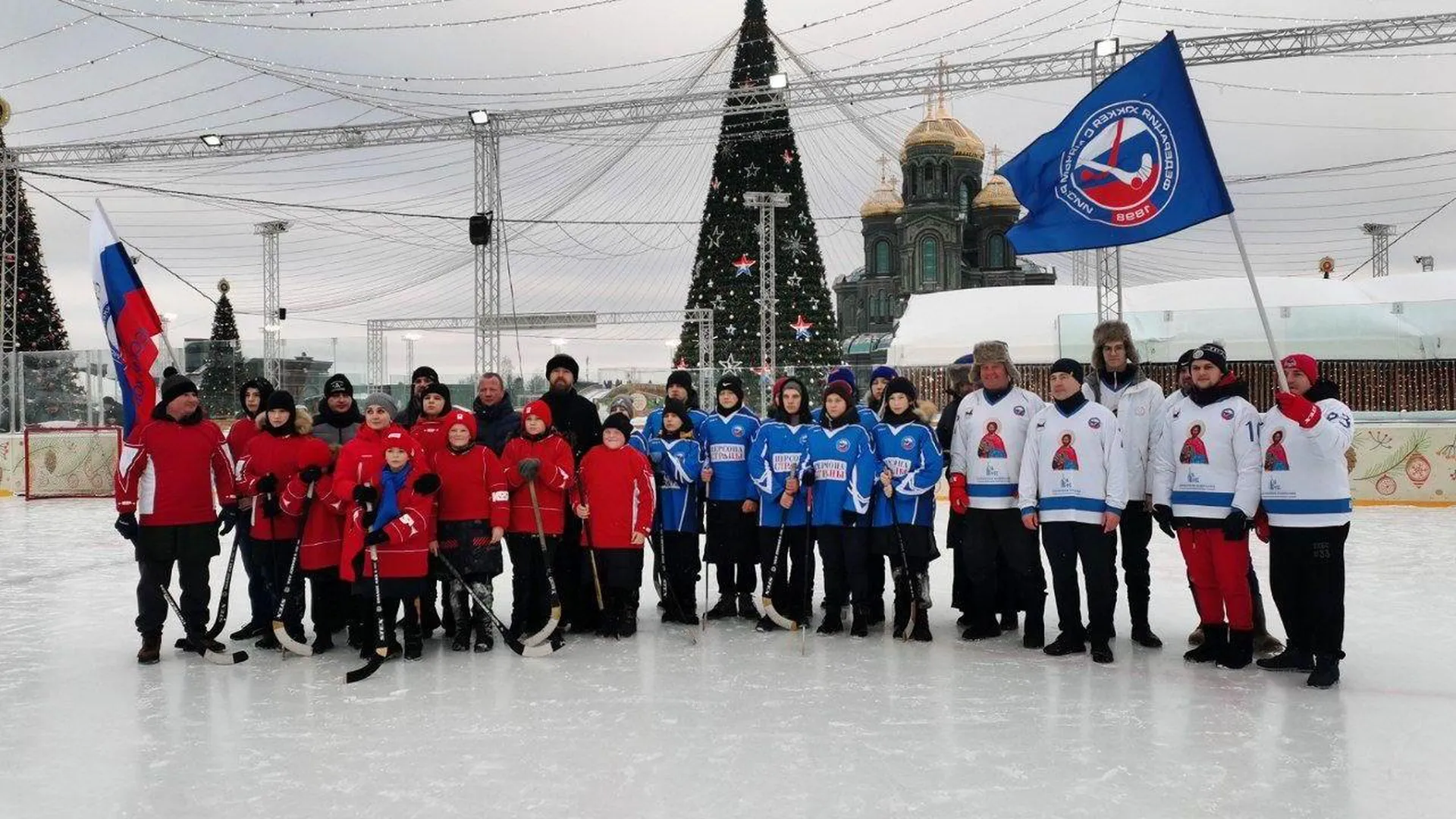 Ребята из Донецкой Народной Республики сыграли в хоккей на катке в парке «Патриот» ив Одинцово