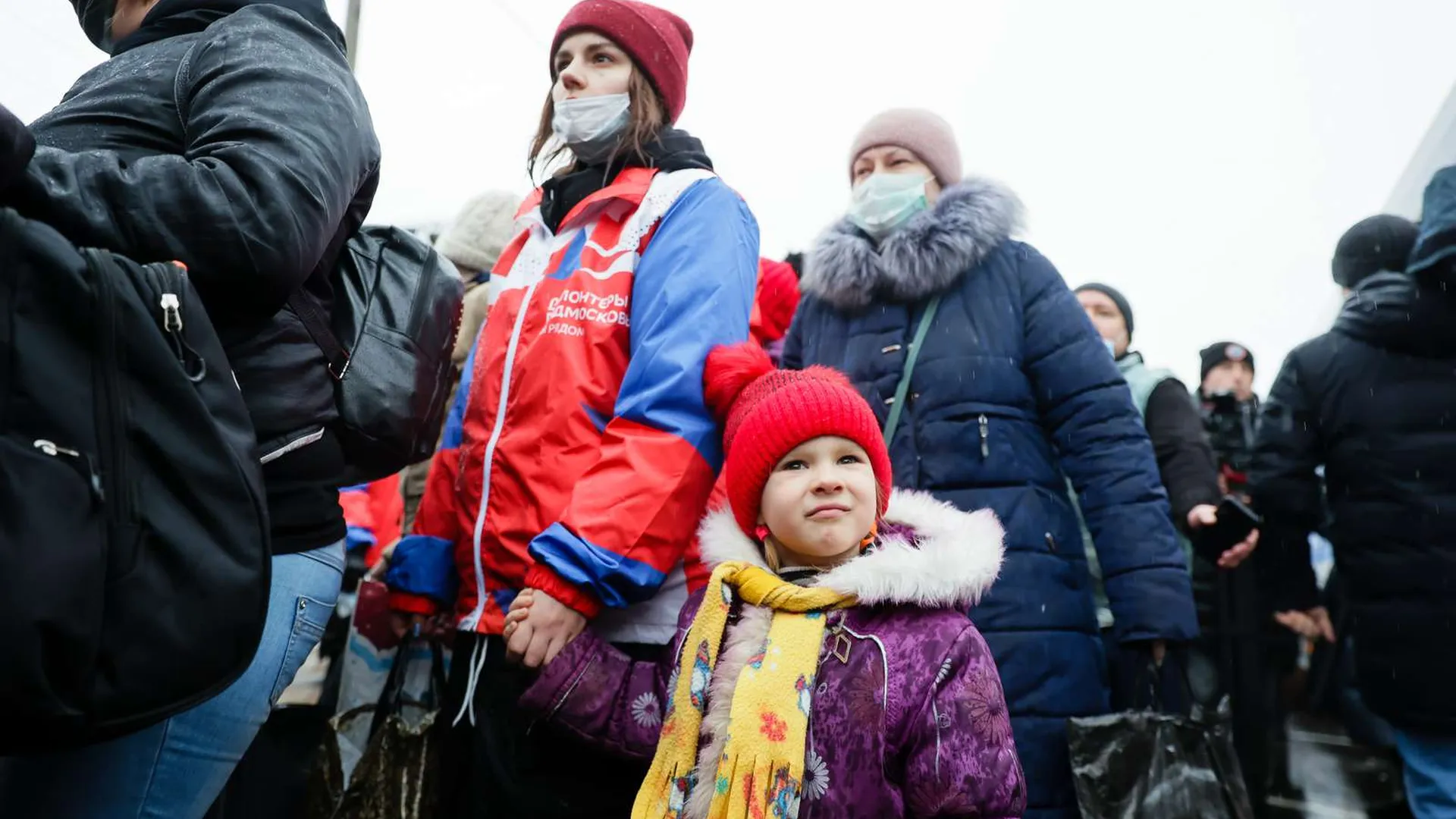 Чтобы жизнь продолжалась мирно. Скворцова пообещала беженцам из Донбасса в Подмосковье помощь