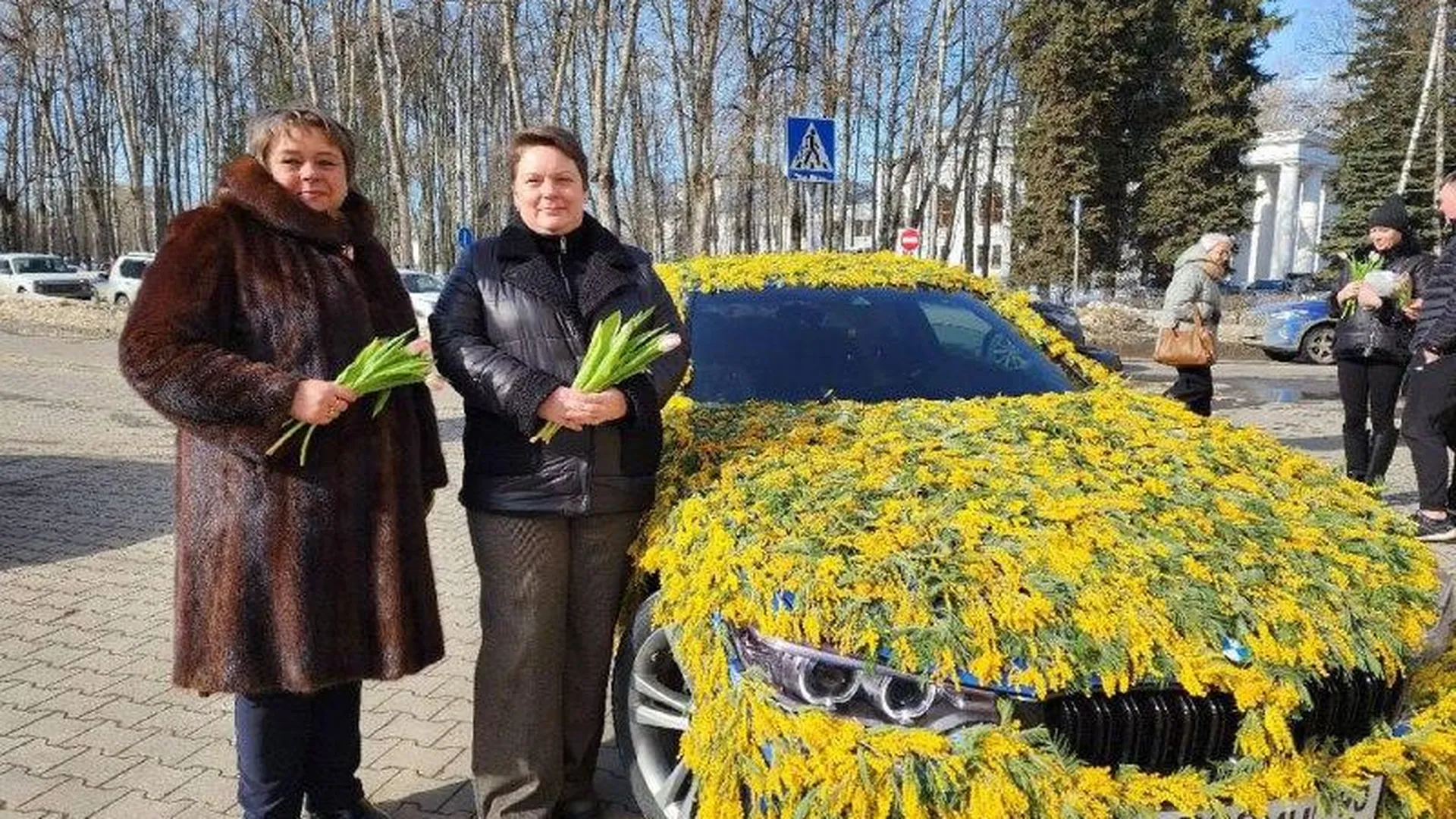 Блогеры раздали цветы жительницам Воскресенска на праздничной акции