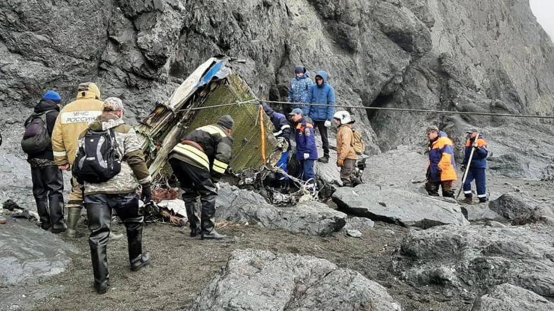 Спасатели обследовали 20 км побережья в районе крушения Ан-26 на Камчатке