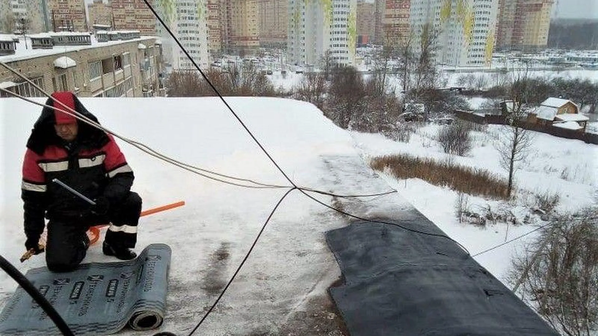 Кровли домов, где живут 600 тысяч человек, починили за зиму в Подмосковье