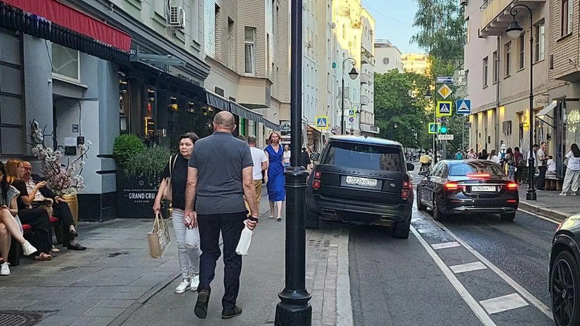 Дзюба получил штраф за парковку Range Rover на велодорожке в Москве