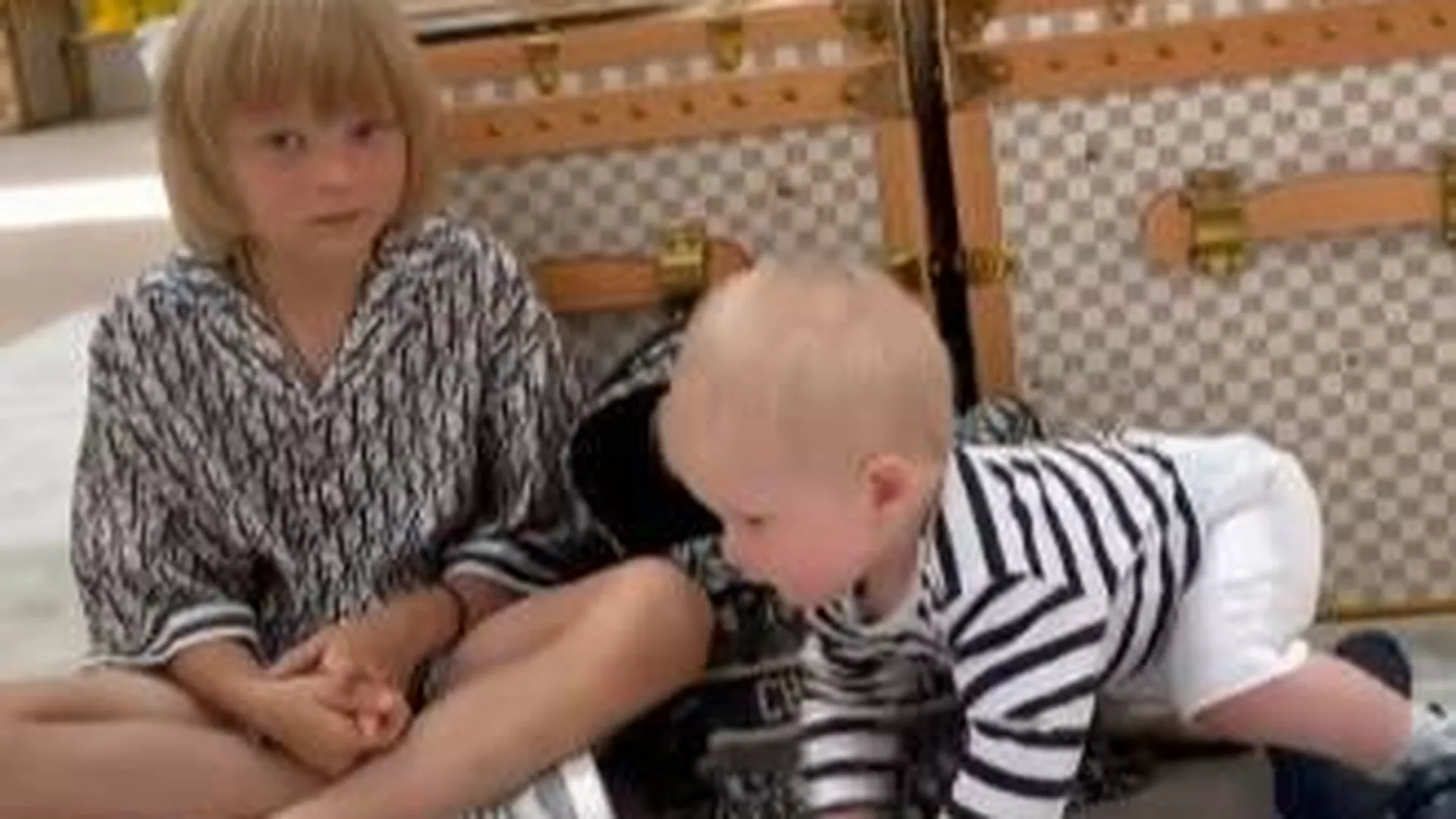 «Два блондинчика и Фифа». Рудковская опубликовала видео с сыновьями от Плющенко и собакой