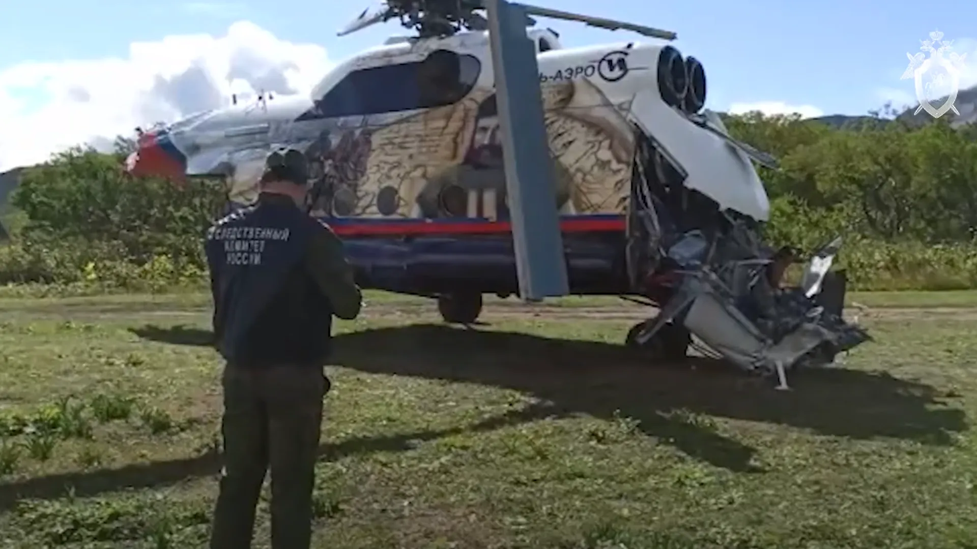 Следователи осмотрели поднятый со дна вертолет Ми-8 и изъяли черный ящик