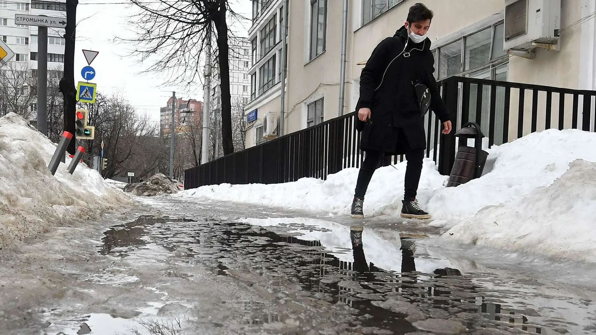 Потепление в москве в декабре. Тает снег в городе.