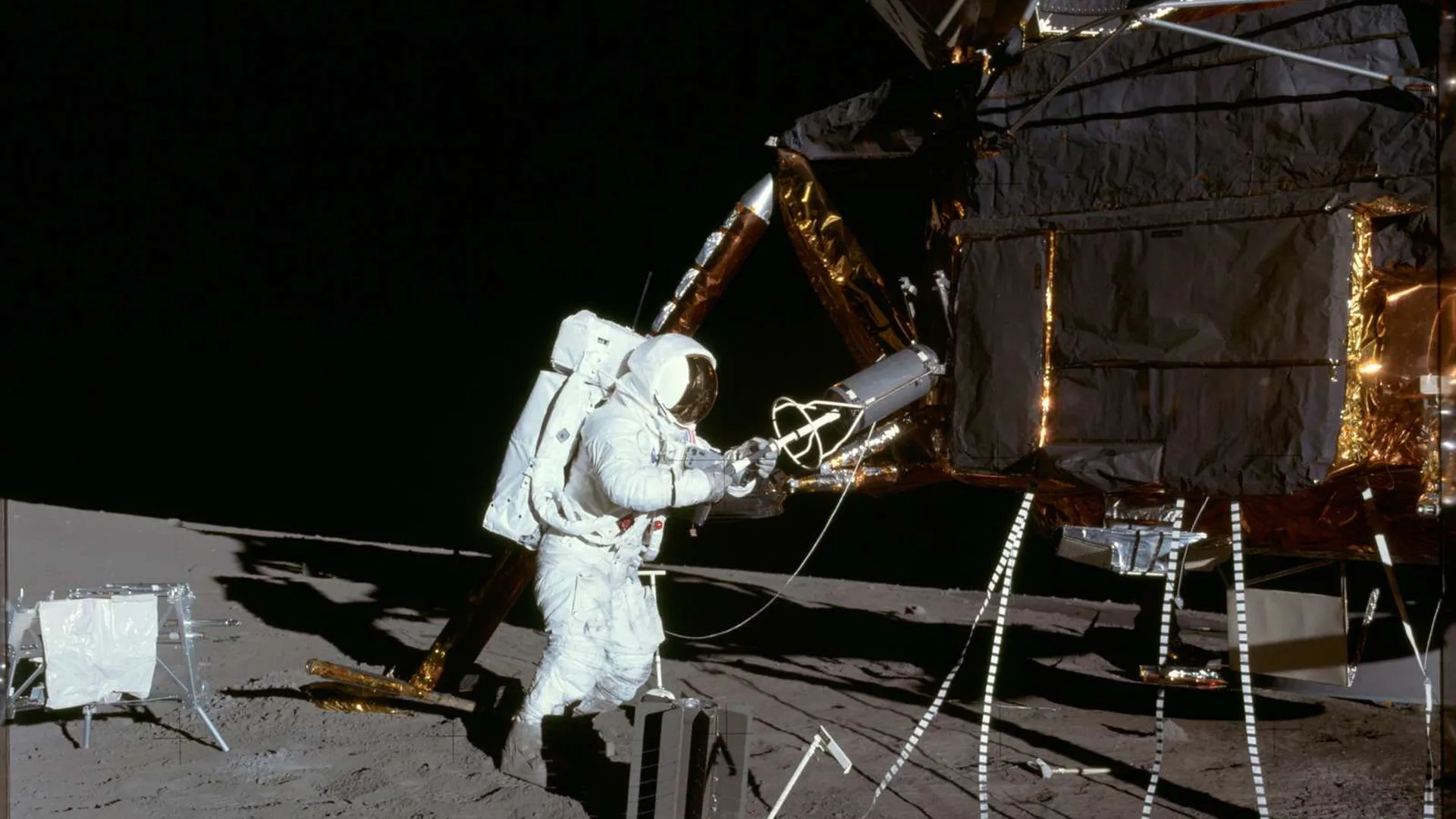 Стало известно, почему американские астронавты читали Библию во время первого полета к Луне